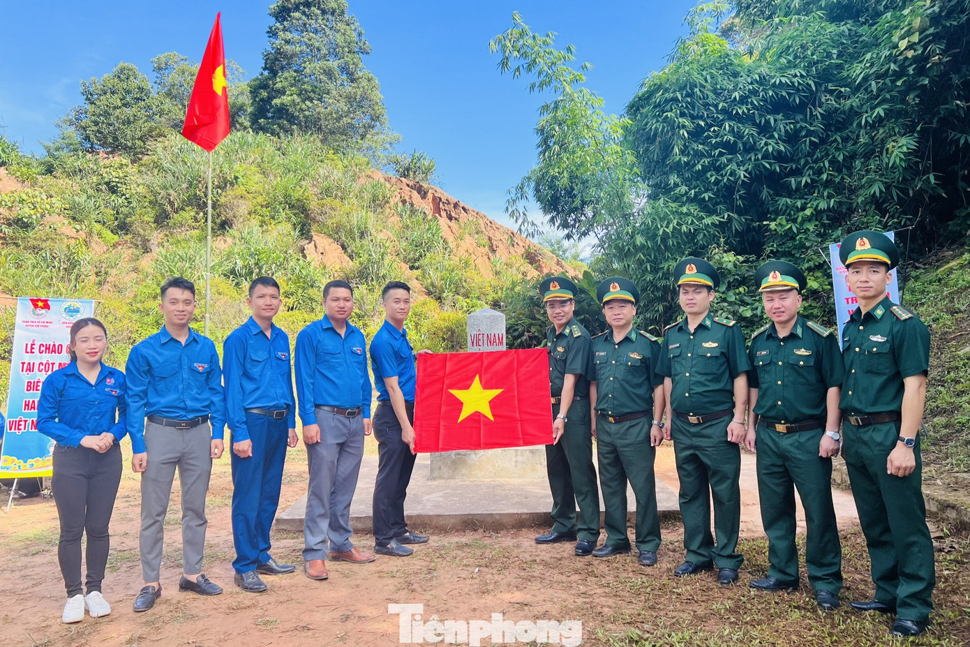 Dịp này, Huyện đoàn Quế Phong đã trao tặng 40 lá cờ Tổ quốc gửi tới các chiến sĩ Đồn Biên phòng Thông Thụ.