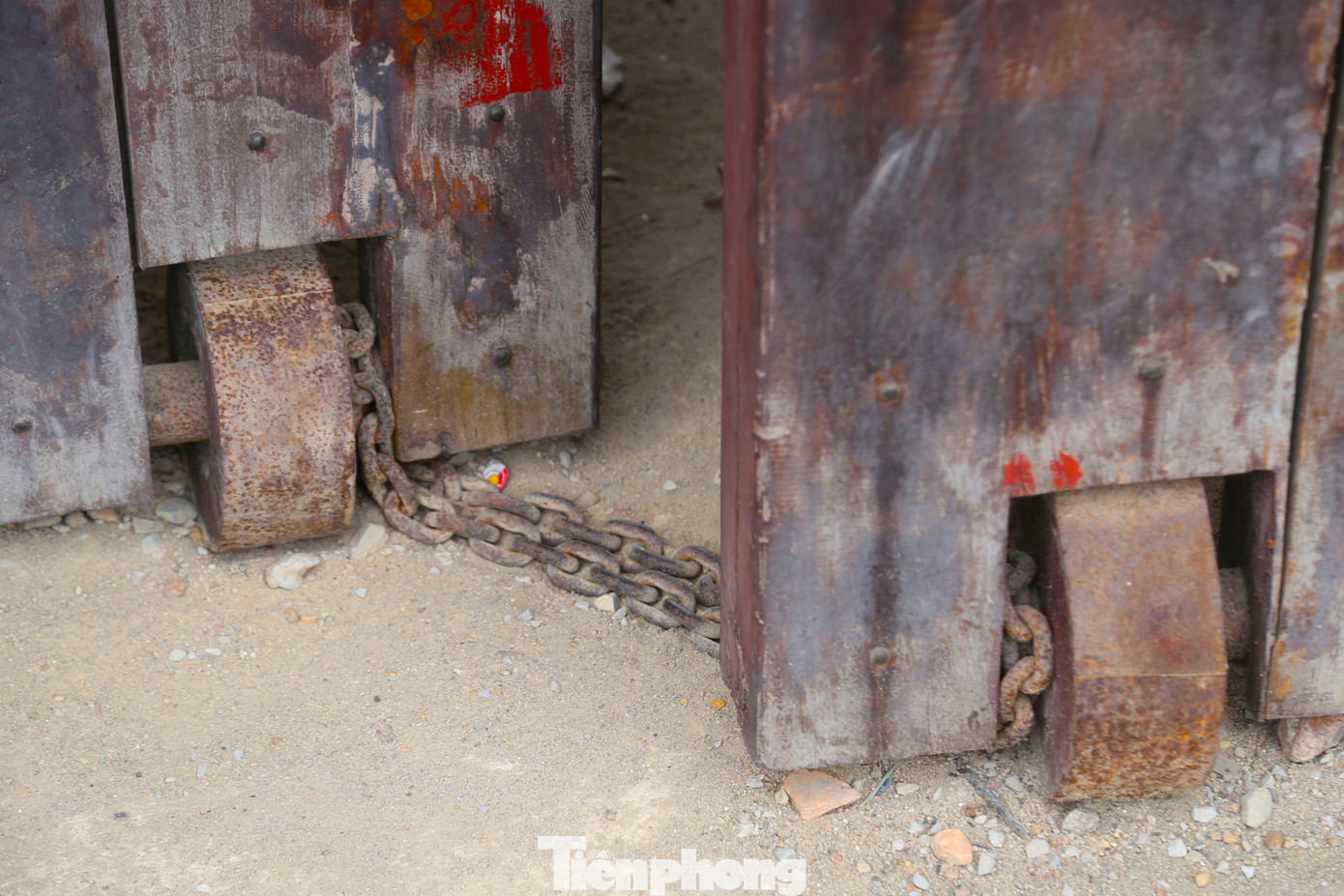 Hệ thống cửa gỗ của thành cổ Vinh.