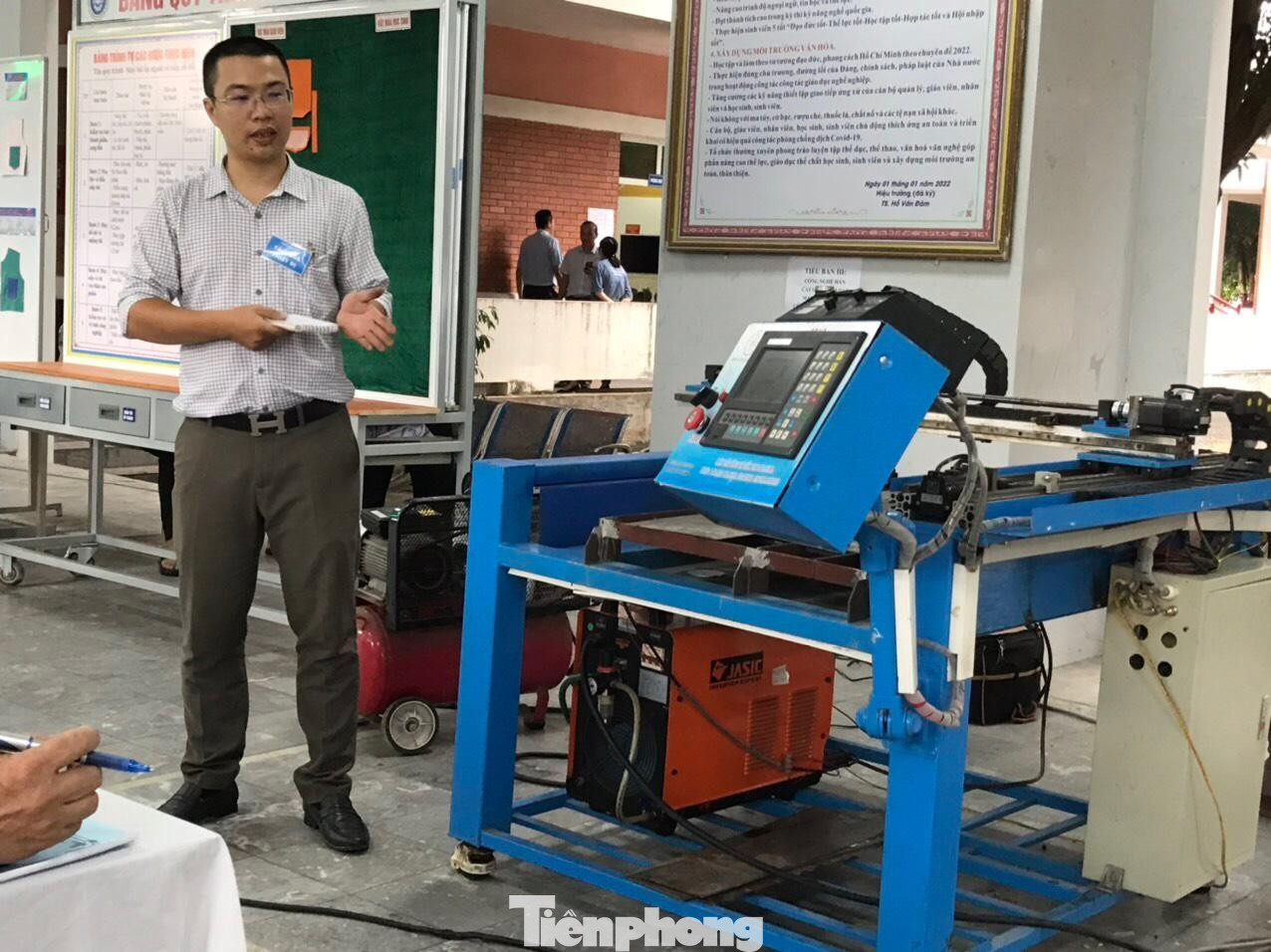 Đến nay đã tròn 10 năm thầy Hùng công tác tại trường Cao đẳng kỹ thuật công nghiệp Việt Nam - Hàn Quốc Đến nay đã tròn 10 năm thầy Hùng công tác tại trường Cao đẳng kỹ thuật công nghiệp Việt Nam - Hàn Quốc