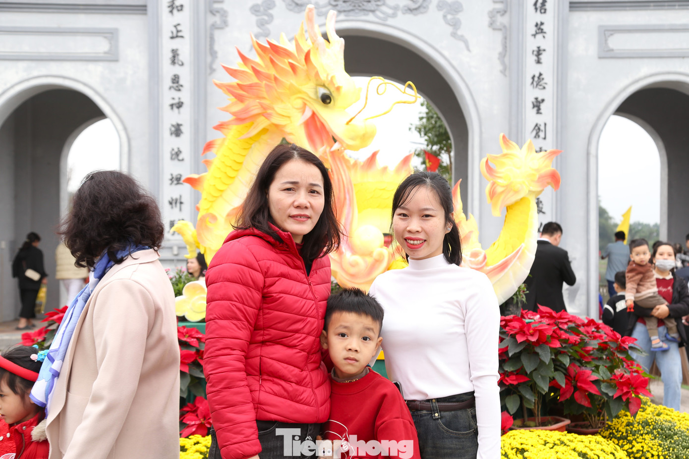 Người dân chụp ảnh bên linh vật rồng tại Đền ông Hoàng Mười sáng 10/2.