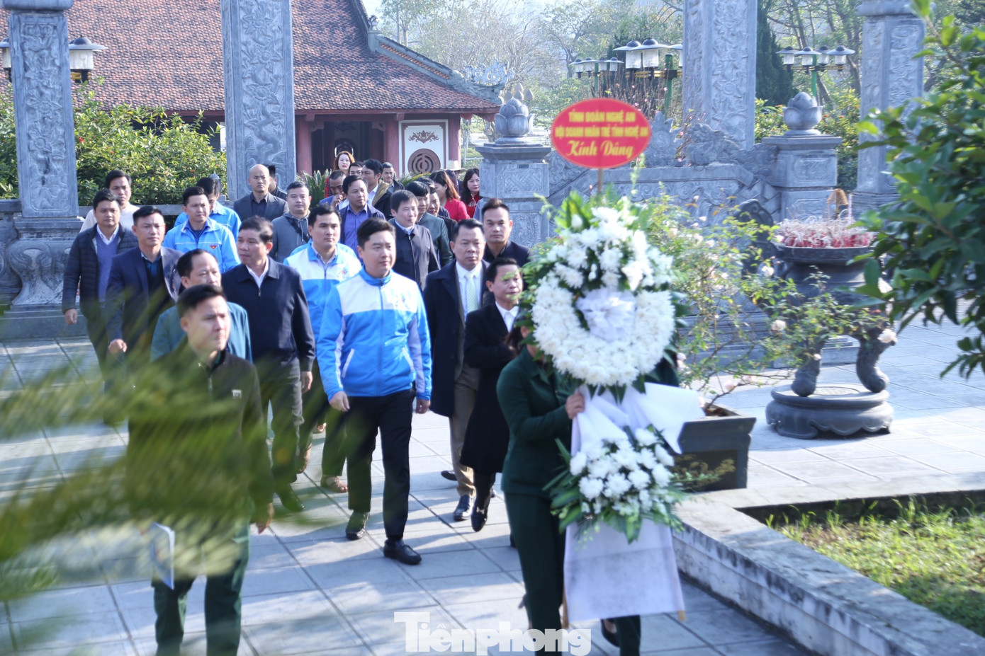 Trước đó, đoàn đại biểu đã dâng hoa, dâng hương tại Nhà tưởng niệm Khu di tích lịch sử Quốc gia Truông Bồn.