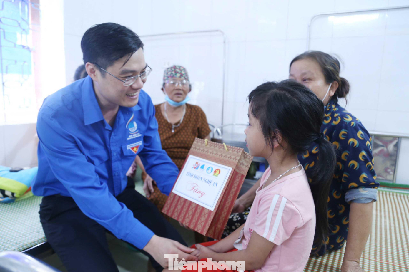 Chiều cùng ngày, BTV Tỉnh Đoàn Nghệ An đã tới thăm và trao 15 suất quà cho 15 em nhỏ đang điều trị tại Bệnh viện Đa khoa huyện Diễn Châu