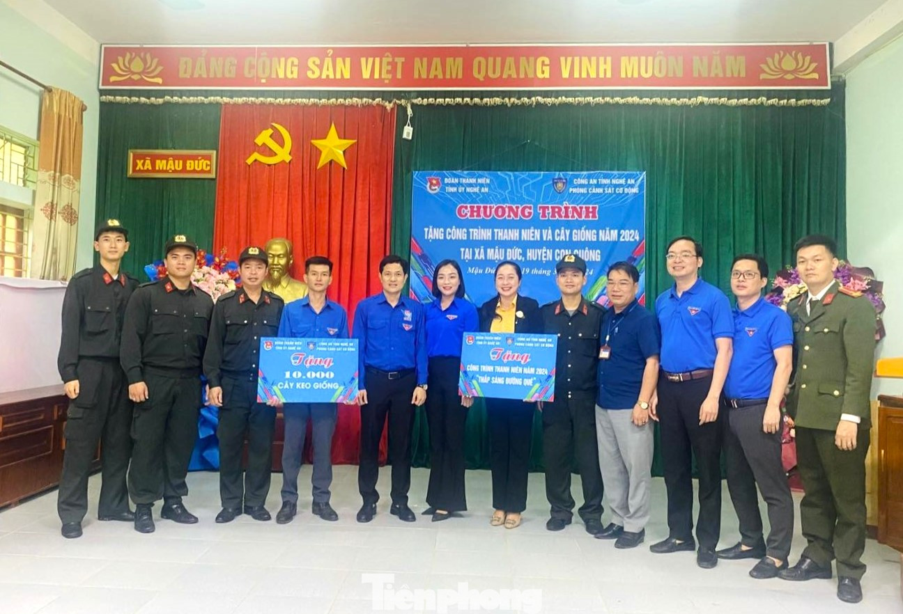 Đoàn cơ sở Phòng Cảnh sát cơ động phối hợp Đoàn Thanh niên Tỉnh ủy Nghệ An trao tặng 2 công trình thanh niên “Thắp sáng đường quê” và 10.000 cây keo giống cho người dân xã Mậu Đức, huyện Con Cuông.