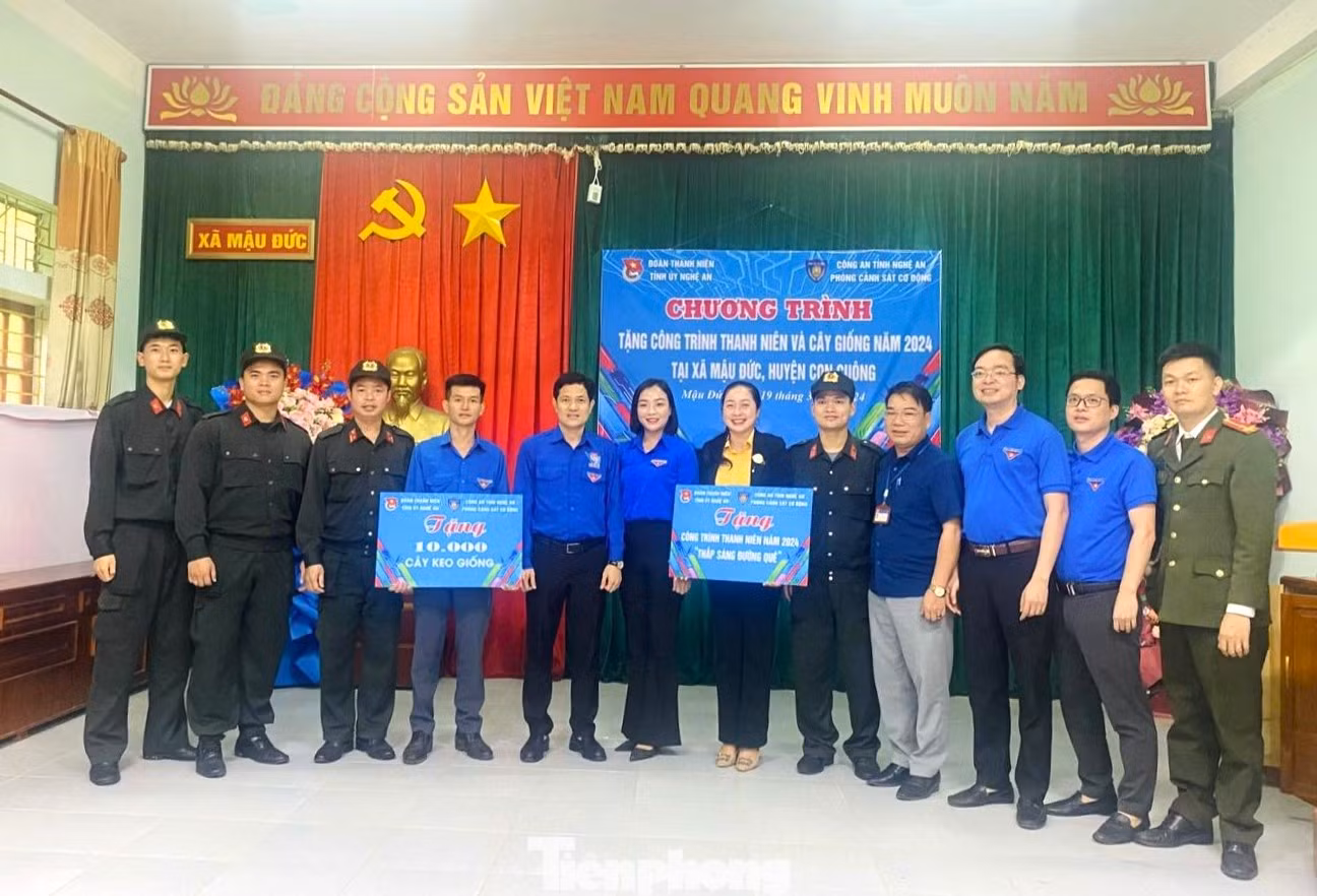 Đoàn cơ sở Phòng Cảnh sát cơ động phối hợp Đoàn Thanh niên Tỉnh ủy Nghệ An trao tặng 2 công trình thanh niên “Thắp sáng đường quê” và 10.000 cây keo giống cho người dân xã Mậu Đức, huyện Con Cuông. Đoàn cơ sở Phòng Cảnh sát cơ động phối hợp Đoàn Thanh niên Tỉnh ủy Nghệ An trao tặng 2 công trình thanh niên “Thắp sáng đường quê” và 10.000 cây keo giống cho người dân xã Mậu Đức, huyện Con Cuông.