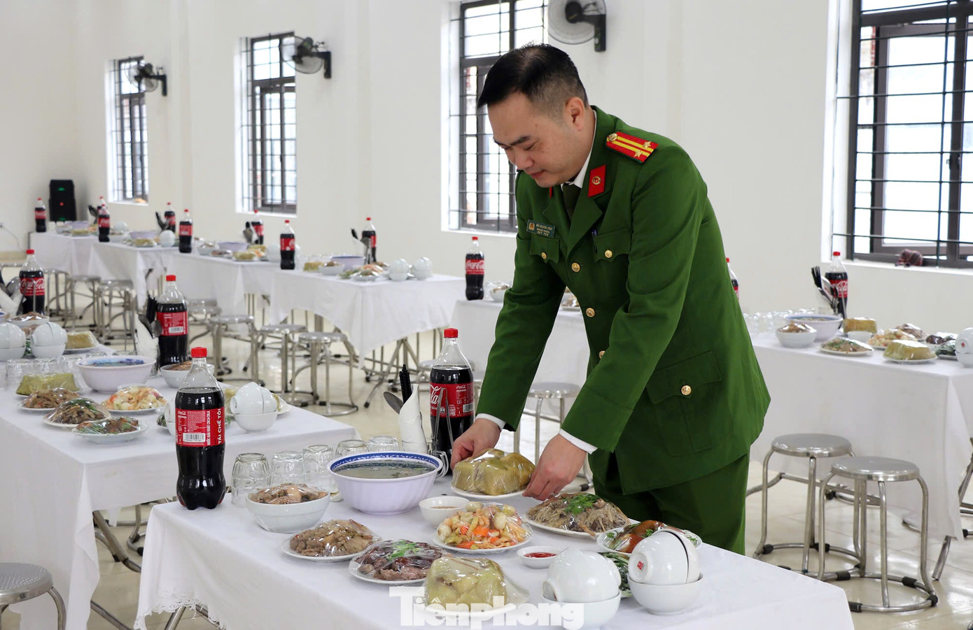 Mâm cơm Tết với bánh chưng, thịt gà, thịt lợn, miến xào, dưa hành muối, rau và canh xương hầm. Tất cả đều là sản phẩm quá trình lao động, cải tạo của các phạm nhân trong quá trình thụ án tại đây.