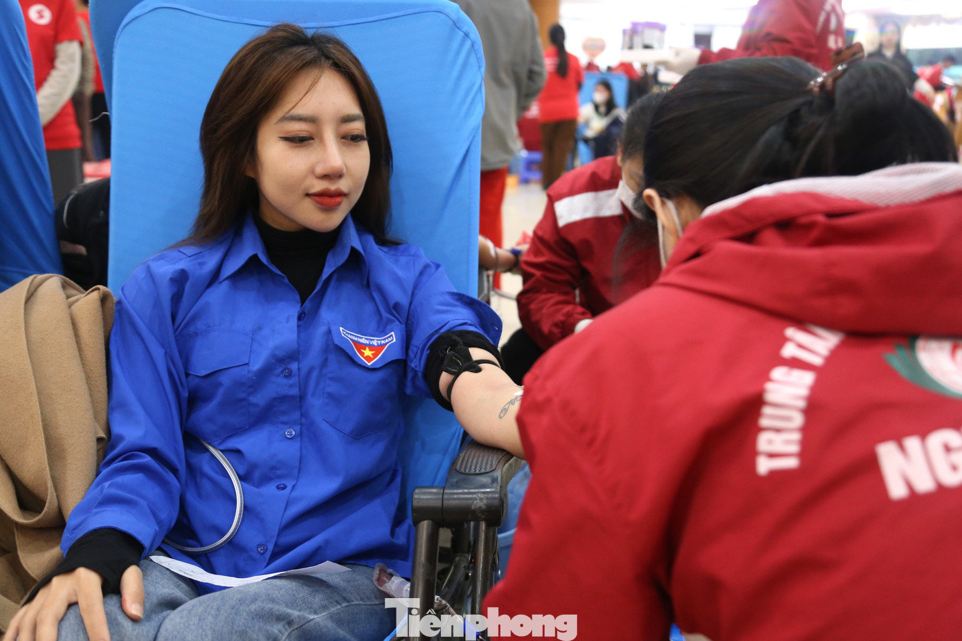 Đây là lần thứ 2, Hoàng Nữ Hà Uyên (SN 1996, công tác tại Ban quản lý Quảng trường Hồ Chí Minh) tham gia hiến máu ở Chủ Nhật Đỏ. “Hiến máu nhân đạo là một nghĩa cử cao đẹp. Hằng ngày, hằng giờ vẫn có hàng ngàn bệnh nhân đang cần được truyền máu thì việc hiến máu càng trở nên thiêng liêng và cao cả hơn”, Uyên tâm sự.