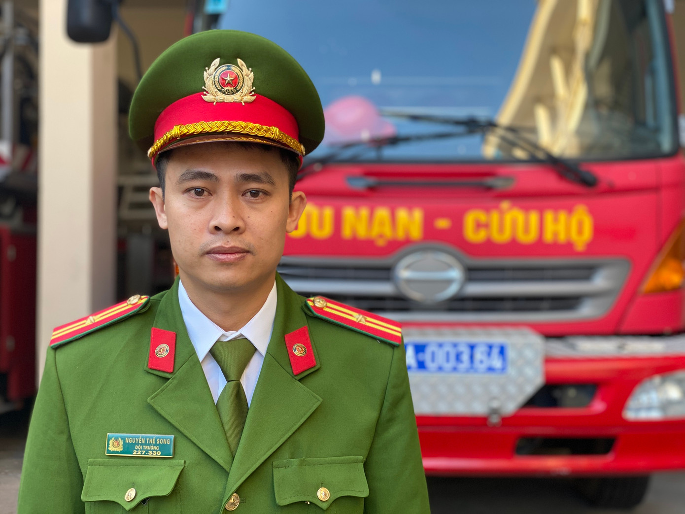 Thiếu tá Nguyễn Thế Song - đội trưởng Đội chữa cháy và cứu hộ cứu nạn số 1, Công an tỉnh Nghệ An. Thiếu tá Nguyễn Thế Song - đội trưởng Đội chữa cháy và cứu hộ cứu nạn số 1, Công an tỉnh Nghệ An.