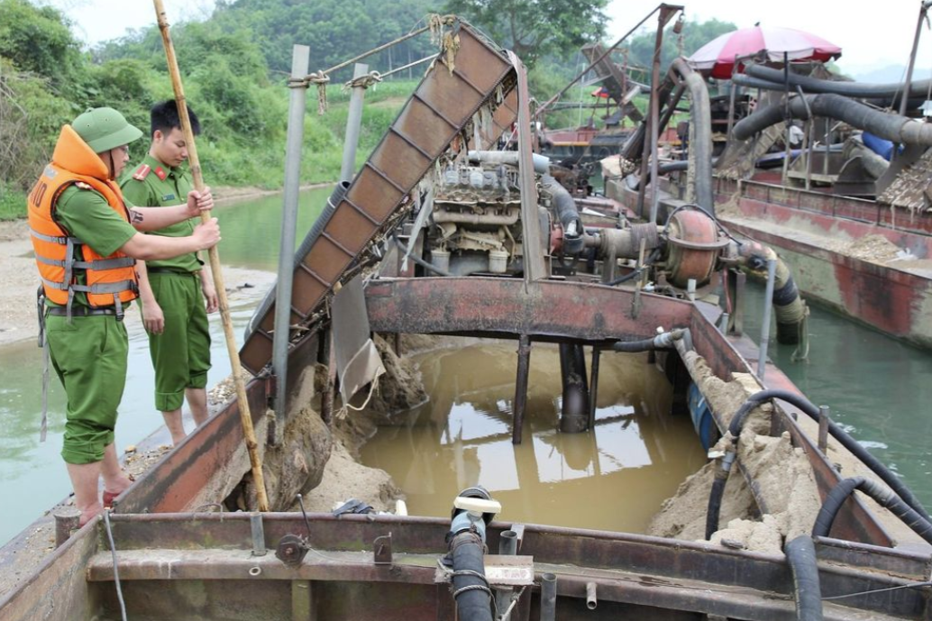 Lực lượng chức năng kiểm tra, xác định khối lượng cát, sỏi trên các thuyền vỏ sắt.