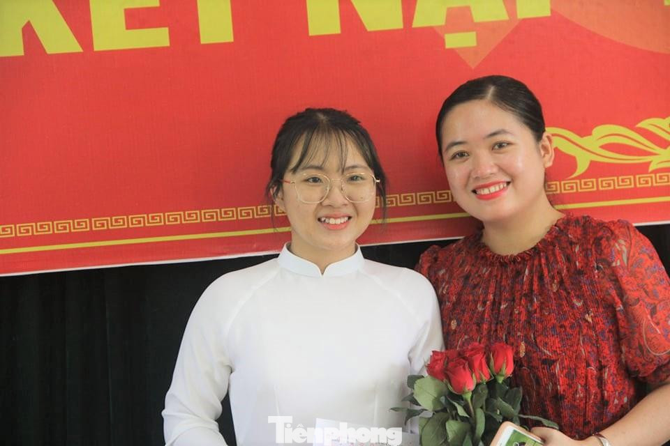 Cô Lê Thanh Huyền (bên phải) trong ngày vui của học trò Đinh Thị Kim Ngân Cô Lê Thanh Huyền (bên phải) trong ngày vui của học trò Đinh Thị Kim Ngân