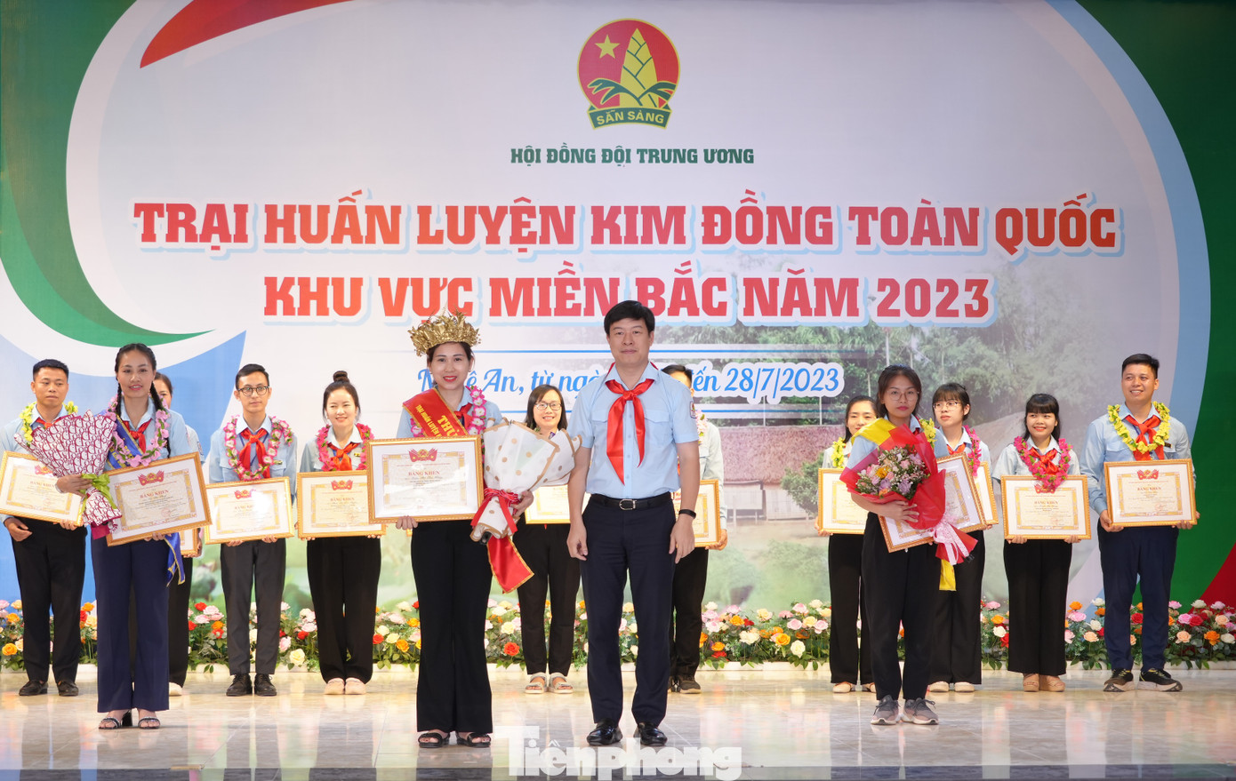 Trao tặng Bằng khen cho các trại sinh có thành tích xuất sắc tiêu biểu nhất Trao tặng Bằng khen cho các trại sinh có thành tích xuất sắc tiêu biểu nhất