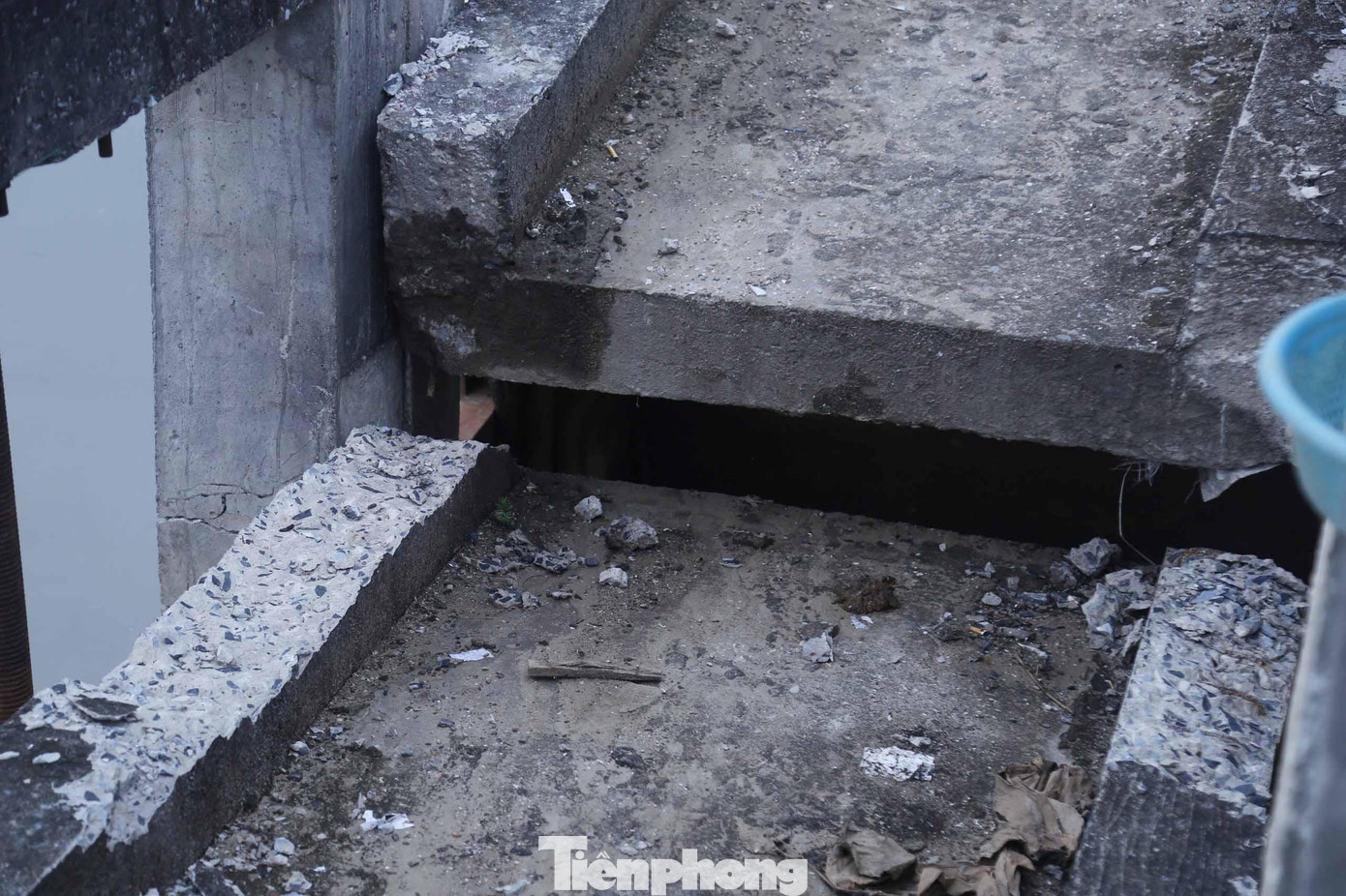 Ông Nguyễn Mạnh Hùng - Phó Chủ tịch UBND xã Khánh Hợp cho biết: “Ảnh hưởng của các đợt mưa lũ vừa qua khiến cầu Khe Đầm và cầu Giằng là các cầu ngăn mặn trên địa bàn bị sập, gãy đổ. Từ thời điểm hai cầu bị hư hỏng, nước mặn từ bara Nghi Tân (TX Cửa Lò) liên tục tràn vào diện tích đất sản xuất của địa phương, không có cách nào ngăn được. Hiện, xã đã có báo cáo gửi các cấp, ngành nhưng đến nay vẫn chưa thể khắc phục”. Ông Nguyễn Mạnh Hùng - Phó Chủ tịch UBND xã Khánh Hợp cho biết: “Ảnh hưởng của các đợt mưa lũ vừa qua khiến cầu Khe Đầm và cầu Giằng là các cầu ngăn mặn trên địa bàn bị sập, gãy đổ. Từ thời điểm hai cầu bị hư hỏng, nước mặn từ bara Nghi Tân (TX Cửa Lò) liên tục tràn vào diện tích đất sản xuất của địa phương, không có cách nào ngăn được. Hiện, xã đã có báo cáo gửi các cấp, ngành nhưng đến nay vẫn chưa thể khắc phục”.