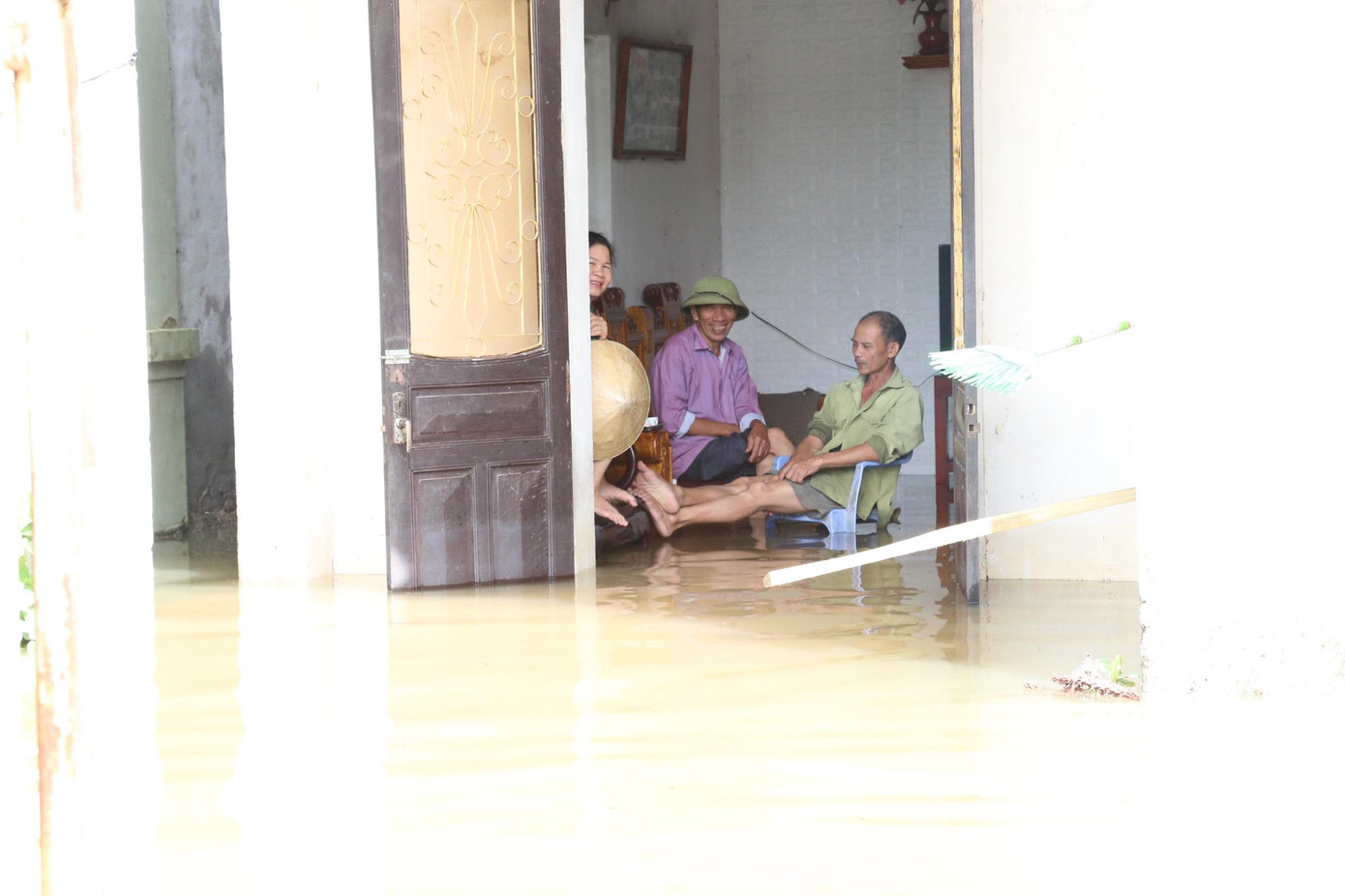 Thôn Hồng Yên, xã Quỳnh Hồng, huyện Quỳnh Lưu có 507 hộ dân với 2.300 nhân khẩu. Nơi đây đang bị nước lũ bủa vây nhiều ngày qua.