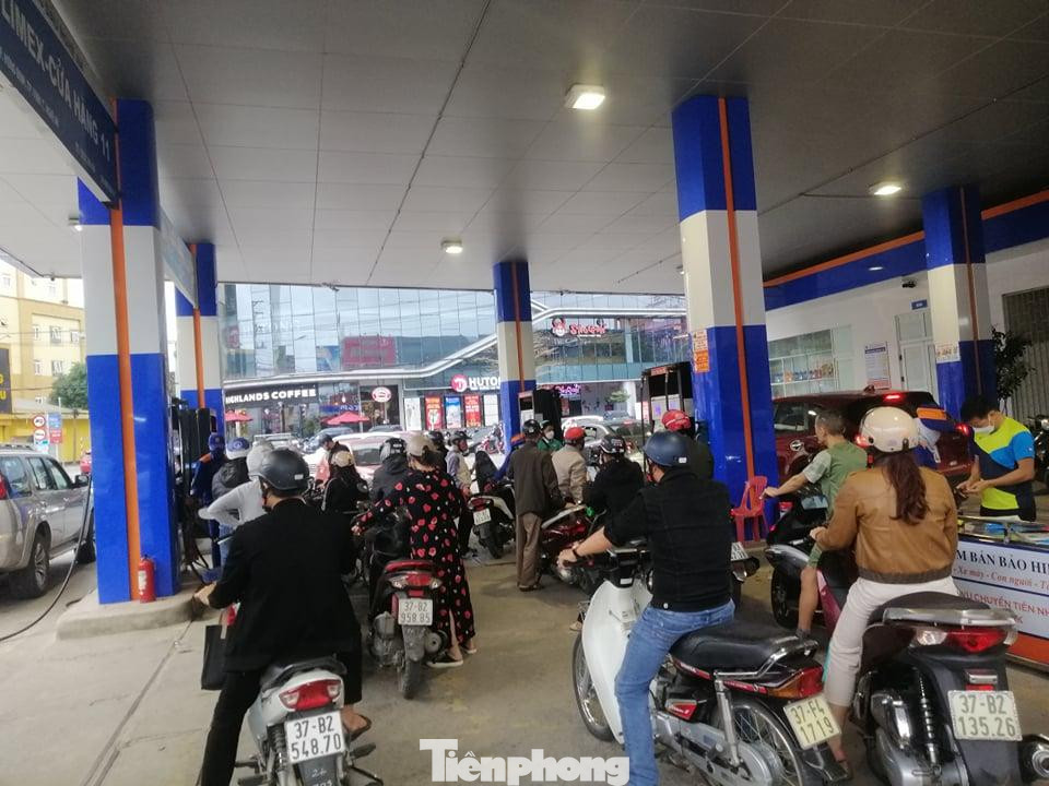 Nhiều người cho biết, do nghe được thông tin có khả năng xăng tiếp tục tăng giá nên họ tranh thủ "đổ đầy bình" và mua dự trữ trước "giờ G". Nhiều người cho biết, do nghe được thông tin có khả năng xăng tiếp tục tăng giá nên họ tranh thủ "đổ đầy bình" và mua dự trữ trước "giờ G".