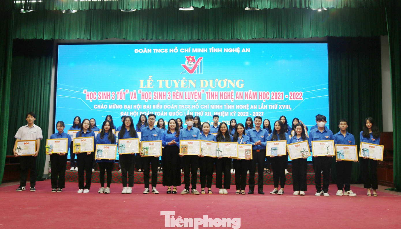 Đây là những học sinh ưu tú, có thành tích xuất sắc trong học tập, rèn luyện, tích cực tham gia các hoạt động Đoàn, Hội