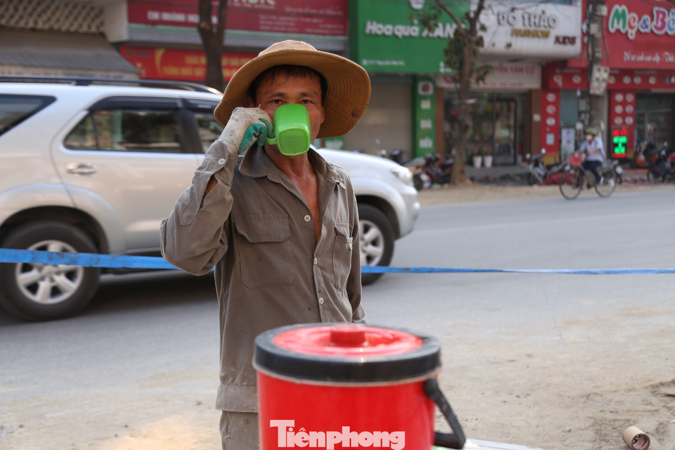 Thợ xây phải liên tục uống nước chống mất sức.