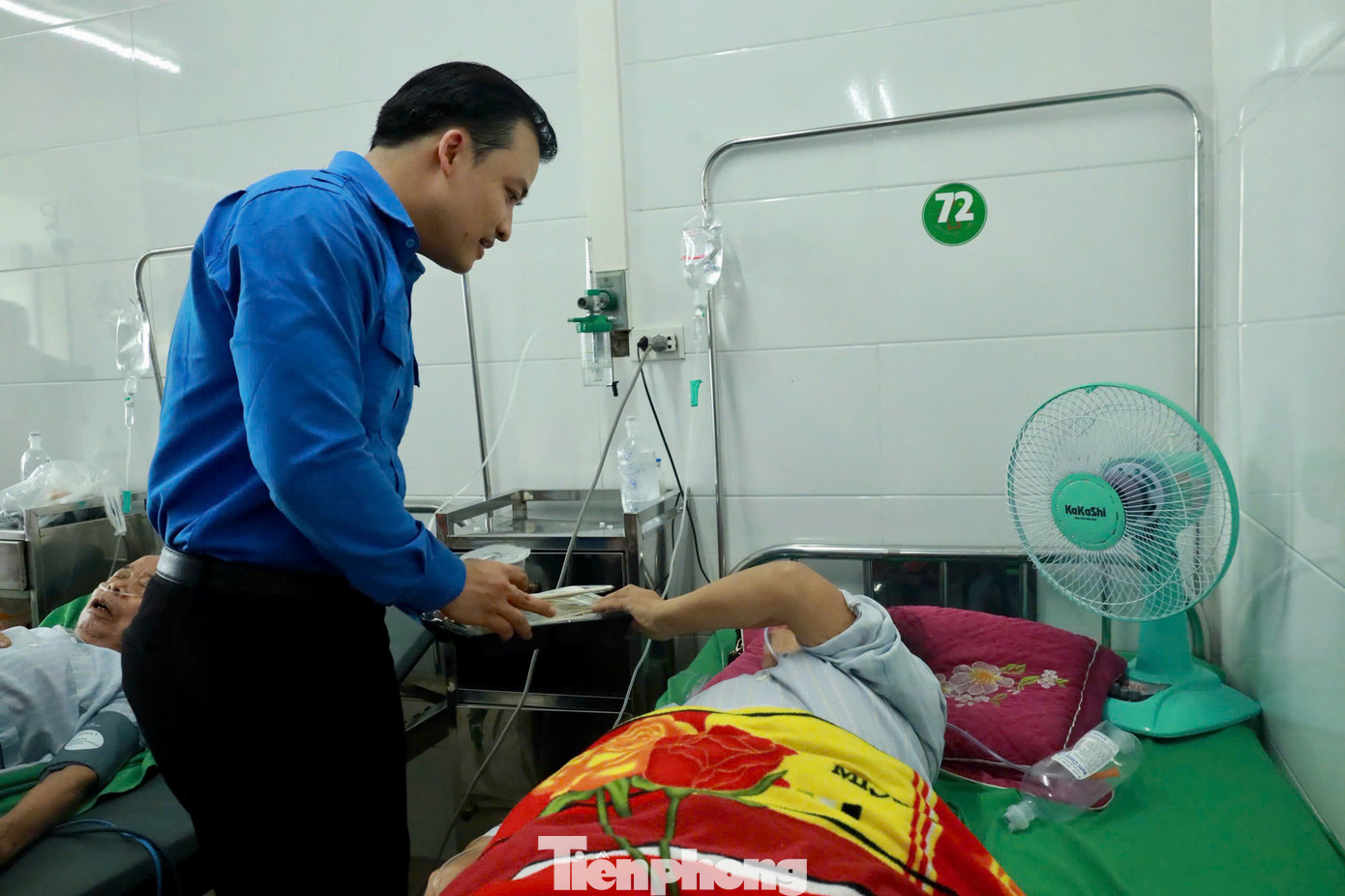 150 suất cơm được trao đến các bệnh nhân đang điều trị tại Bệnh viện Đa khoa TP Vinh