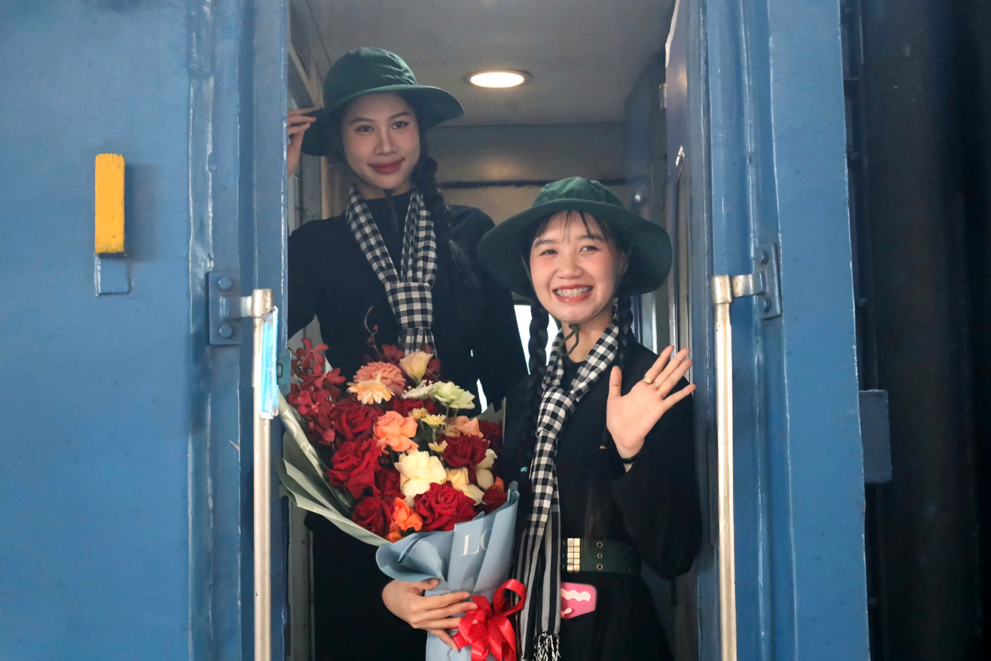 Thời gian qua, 3 khối tham gia luyện tập diễu binh của lực lượng vũ trang Quân khu 7 gồm: Khối nữ Du kích miền Nam; Khối Nam Chiến sĩ Đặc nhiệm dù; Khối nữ Chiến sĩ Biệt động với niềm vinh dự và tự hào; tinh thần, trách nhiệm, quyết tâm cao, chủ động khắc phục mọi khó khăn, luyện tập nghiêm túc, chất lượng. Trong ảnh: Gương mặt rạng rỡ của các &quot;bóng hồng&quot; khi tới ga Vinh.