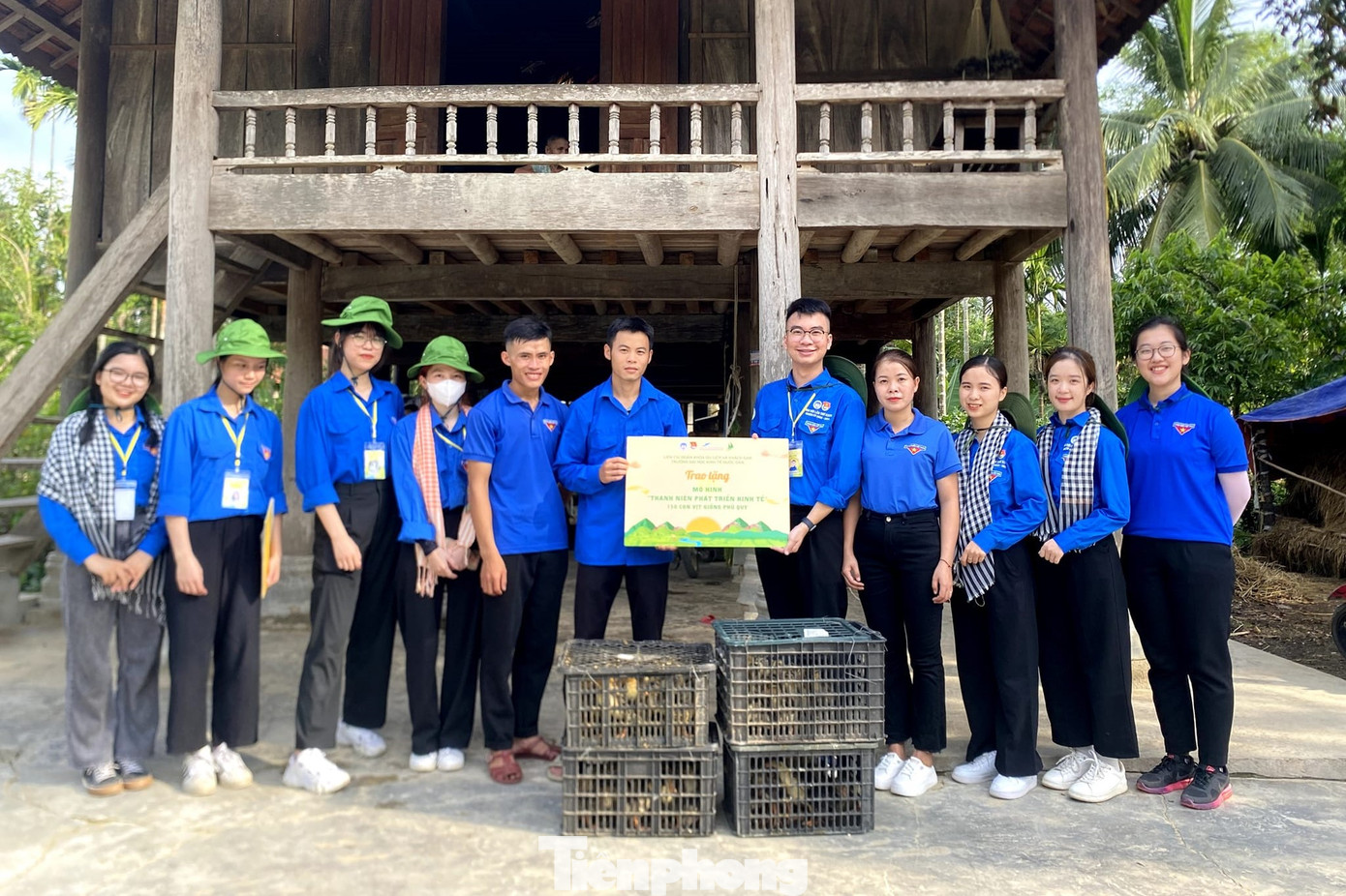 Với khẩu hiệu “ở dân thương, làm dân tin, đi dân nhớ”, đội sinh viên tình nguyện đã hỗ trợ xây dựng nông thôn mới gắn với công tác an sinh xã hội. Nhiều công trình hỗ trợ xúc tiến quảng bá du lịch cộng đồng Hoa Tiến như mô hình thanh niên phát triển kinh tế - nuôi vịt Phủ Quỳ, trao tặng 150 con vịt giống; Bản dịch Việt – Anh menu ẩm thực, dịch vụ HTX Du lịch cộng đồng Hoa Tiến; Sổ tay du lịch cộng đồng Châu Tiến; Website thanh niên Du lịch cộng đồng Hoa Tiến…