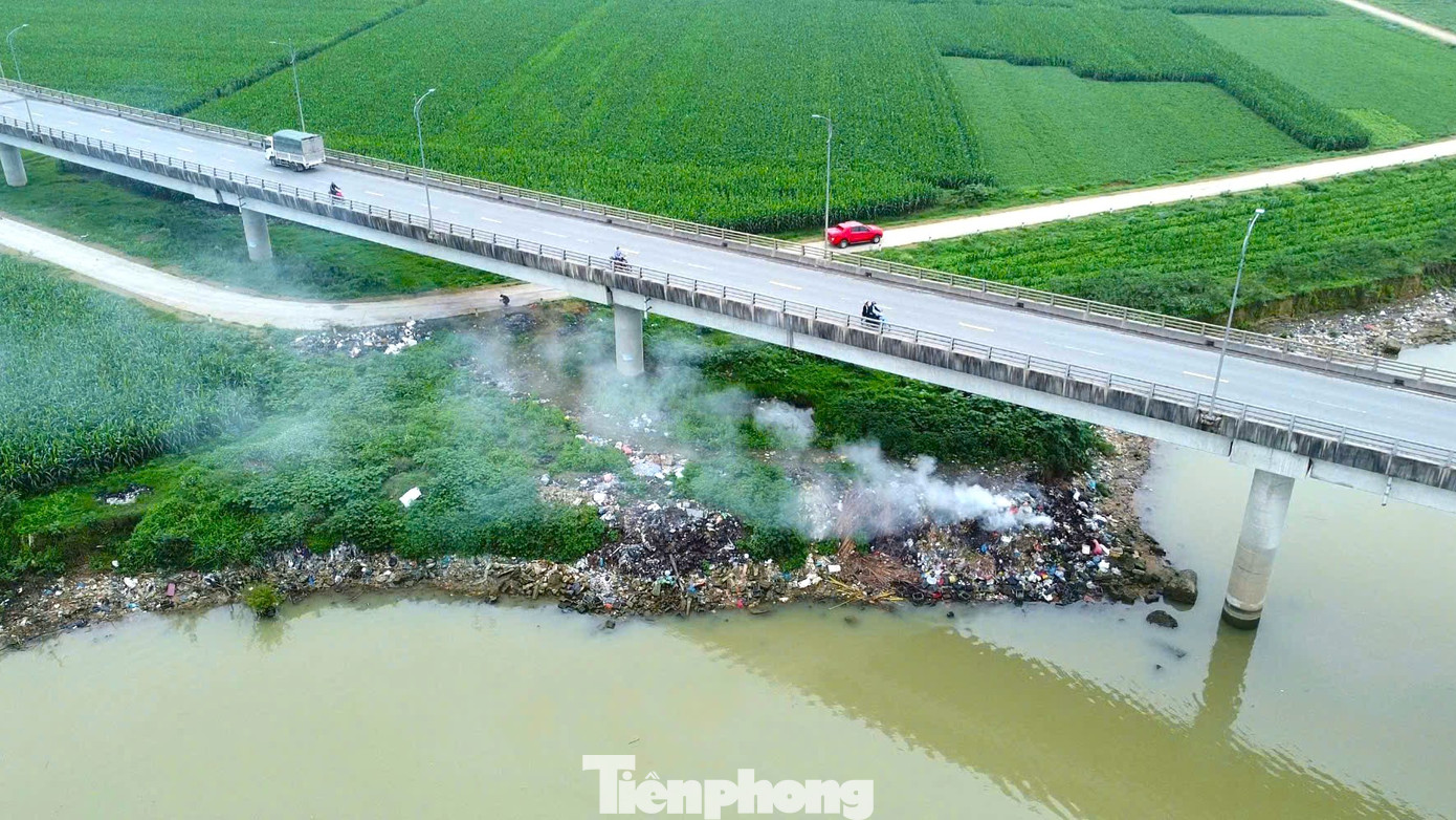 Khu vực ven sông Lam dưới chân cầu Yên Xuân nối từ xã Long Xá, huyện Hưng Nguyên với xã Trung Phúc Cường, huyện Nam Đàn (Nghệ An) xuất hiện tình trạng người dân đổ rác bừa bãi, bốc mùi hôi thối. Khu vực ven sông Lam dưới chân cầu Yên Xuân nối từ xã Long Xá, huyện Hưng Nguyên với xã Trung Phúc Cường, huyện Nam Đàn (Nghệ An) xuất hiện tình trạng người dân đổ rác bừa bãi, bốc mùi hôi thối.