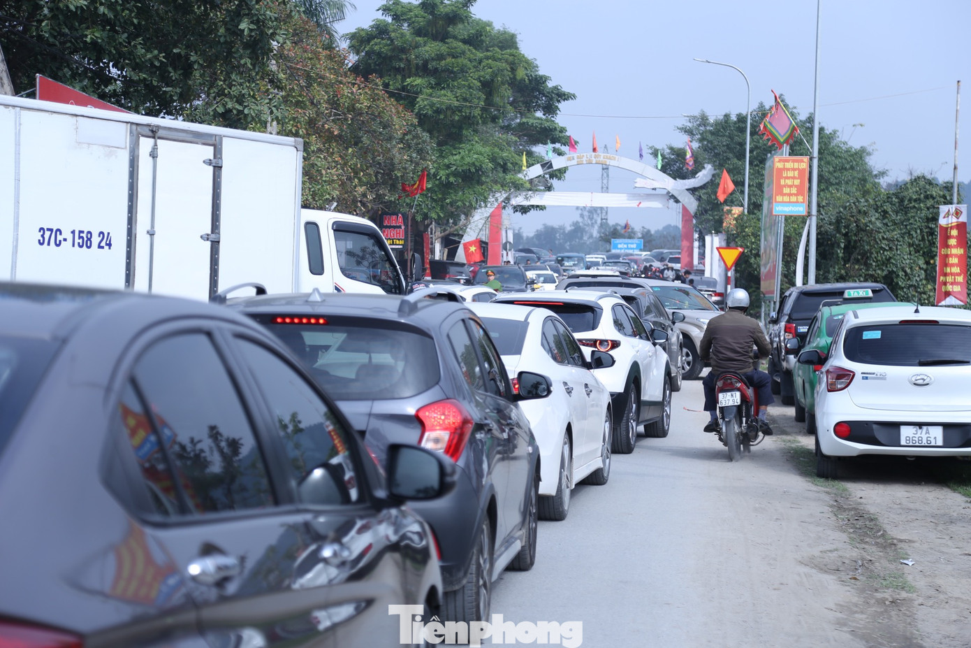 Con đường vào đền ông Hoàng Mười chật kín phương tiện sáng mồng 1 Tết Quý Mão 2023