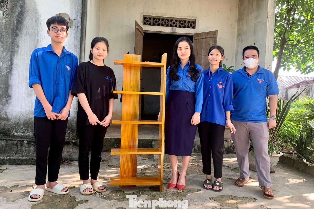 Em Trần Thị Hoài Thanh (học lớp 10, trường THPT Quỳ Châu, xã Châu Bình, huyện Quỳ Châu) có hoàn cảnh khó khăn. Mẹ mất, bố mắc ung thư, Thanh và em trai sống nương tựa vào nhau. Nhận giá sách bằng gỗ từ các anh chị đoàn thanh niên xã Châu Bình, Thanh bày tỏ niềm xúc động: “Em chưa bao giờ có một giá sách đẹp đến vậy. Em cảm ơn các anh chị đoàn thanh niên đã trao tặng em món quà ý nghĩa này. Em hứa sẽ cố gắng học tập thật tốt”.