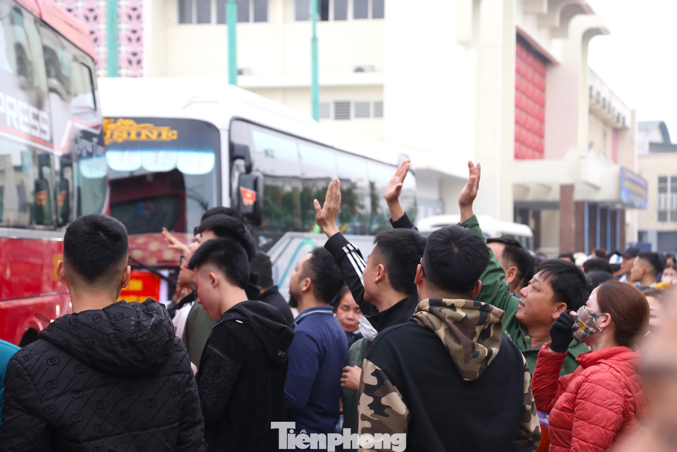 Những chiếc ôm vội vã, những cái nắm tay thật chặt lưu luyến tiễn tân binh lên đường nhập ngũ, thực hiện nghĩa vụ công dân đối với Tổ quốc.