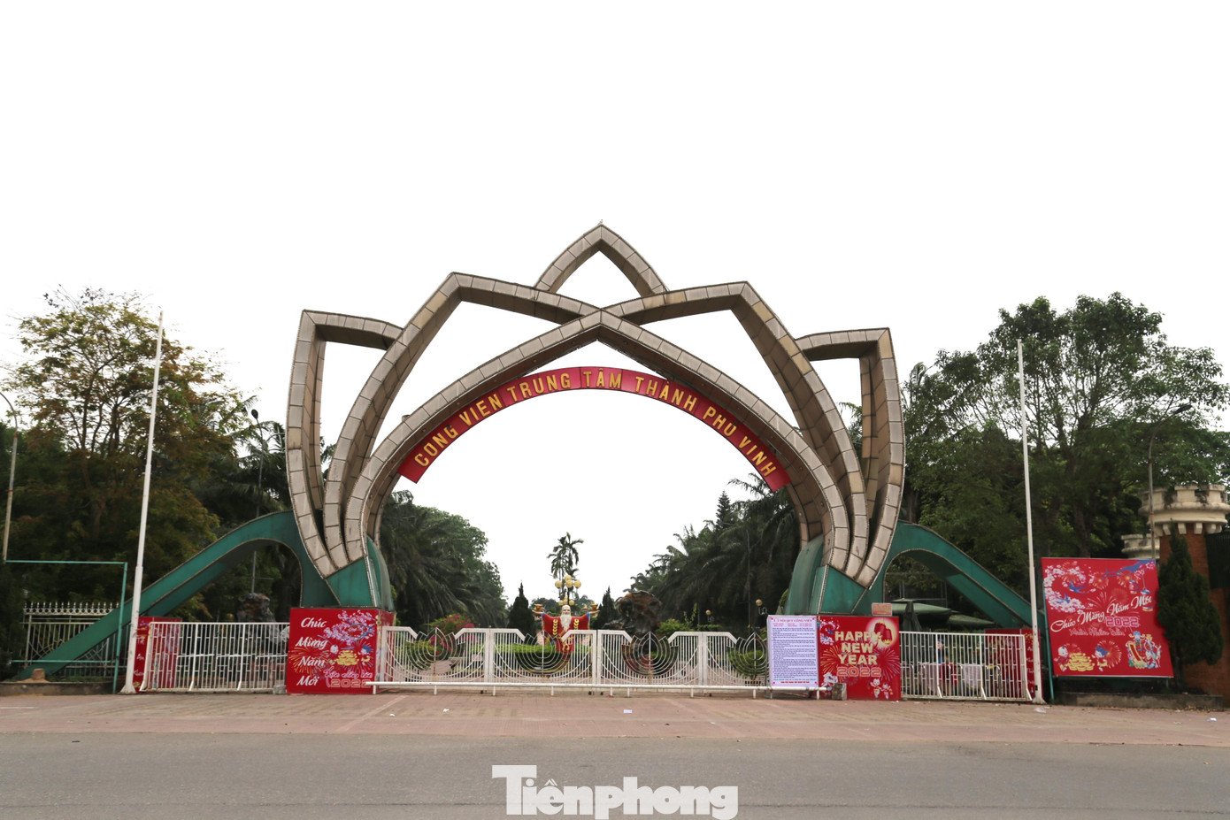 Với diện tích 25,89 ha, Công viên Trung tâm TP Vinh là công viên có diện tích lớn nhất Nghệ An, do các doanh nhân xứ Nghệ thành đạt tại TPHCM kiến tạo. Nơi đây mở cửa đón khách lần đầu ngày 18/6/2005.