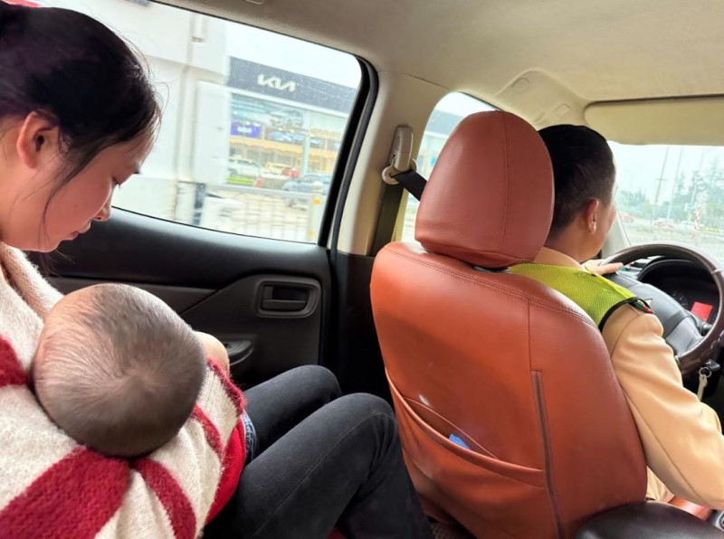 CSGT dùng xe đặc dụng chở cháu bé bị co giật, tím tái đi cấp cứu ảnh 1