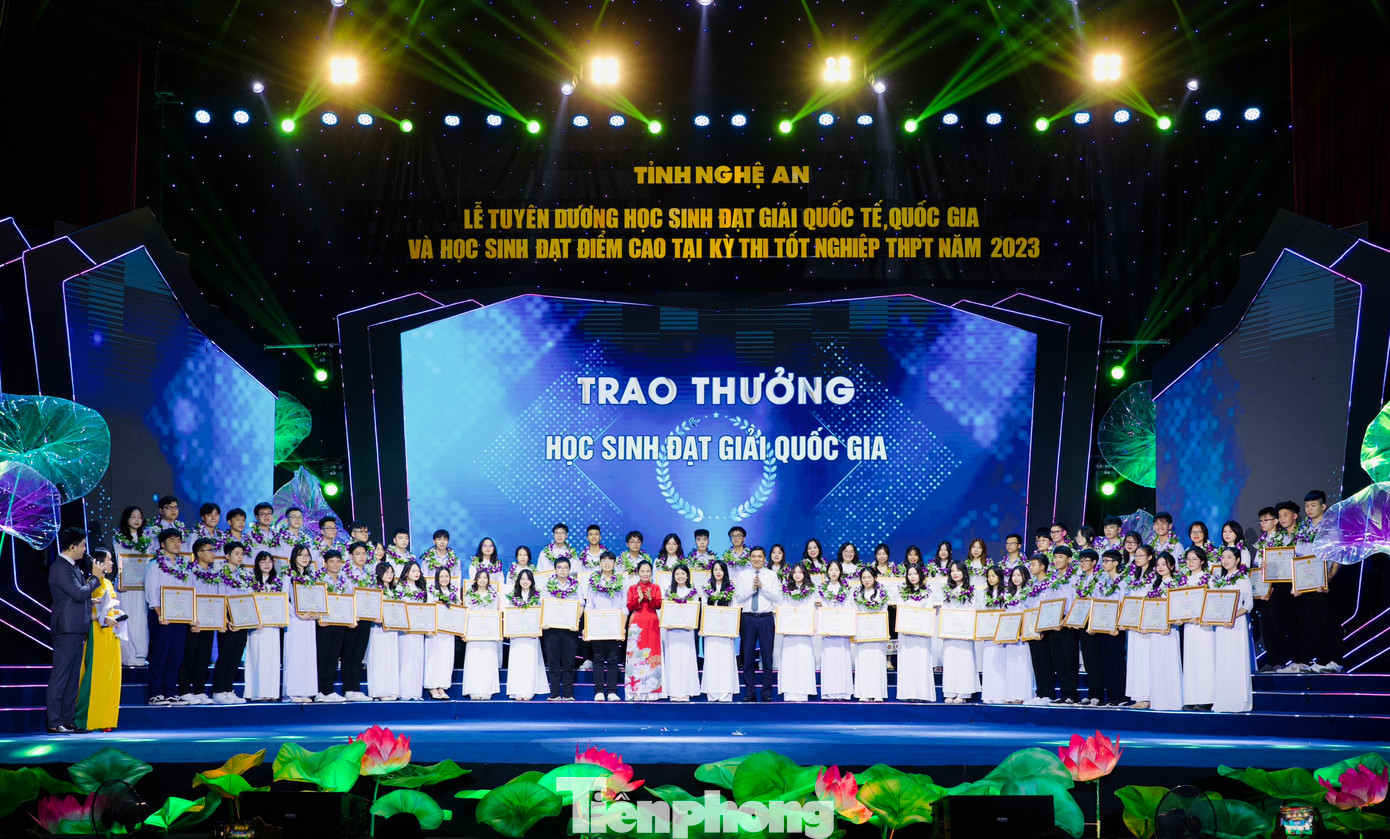 Phó Bí thư Tỉnh uỷ Hoàng Nghĩa Hiếu và Chủ tịch Uỷ ban MTTQ tỉnh Võ Thị Minh Sinh trao thưởng cho các học sinh đạt giải Quốc gia. Phó Bí thư Tỉnh uỷ Hoàng Nghĩa Hiếu và Chủ tịch Uỷ ban MTTQ tỉnh Võ Thị Minh Sinh trao thưởng cho các học sinh đạt giải Quốc gia.