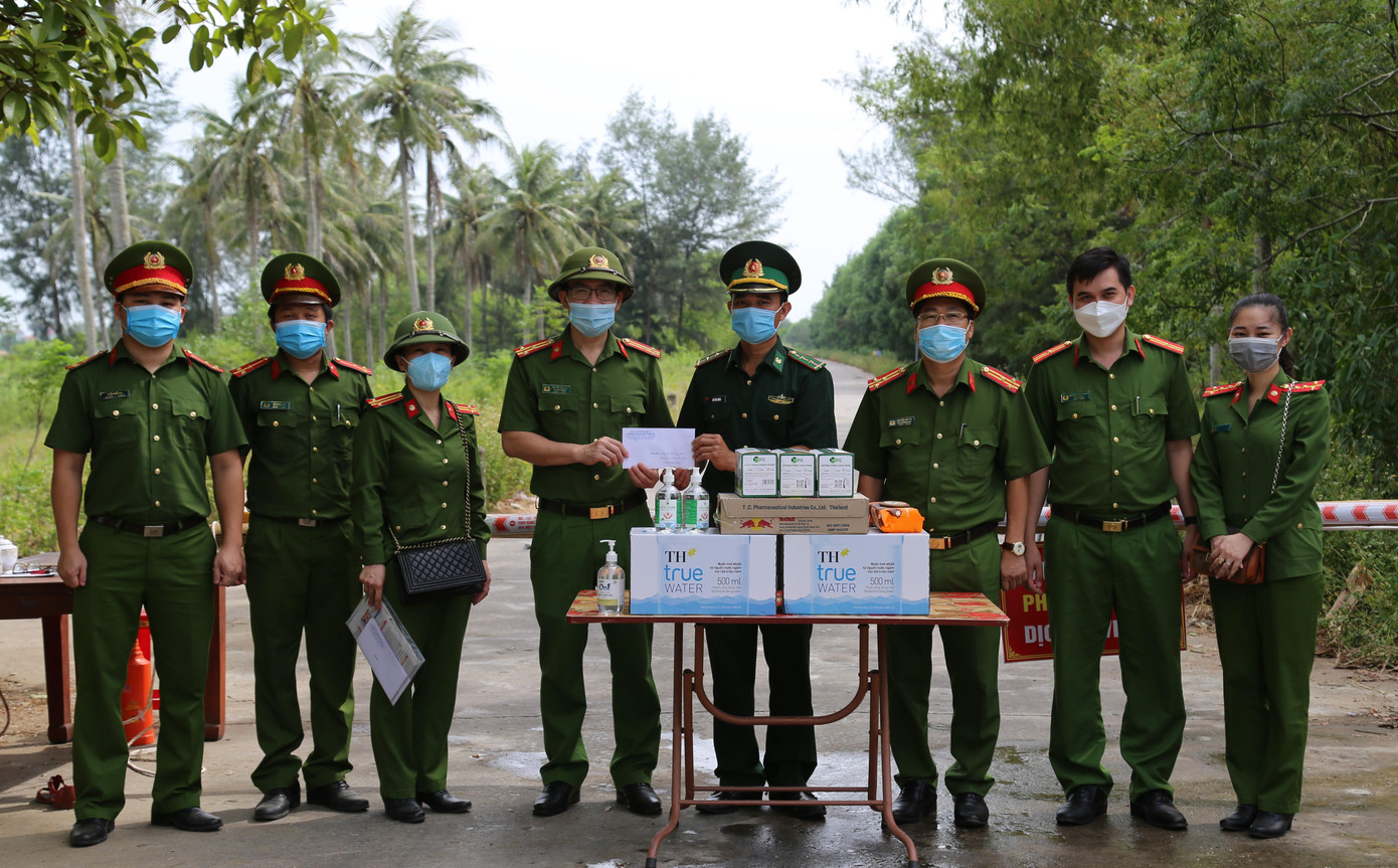 Chốt phòng, chống dịch xã Diễn Kim, huyện Diễn Châu có 3 chiến sĩ công an phòng PC03 được tăng cường chống dịch. Chốt phòng, chống dịch xã Diễn Kim, huyện Diễn Châu có 3 chiến sĩ công an phòng PC03 được tăng cường chống dịch.