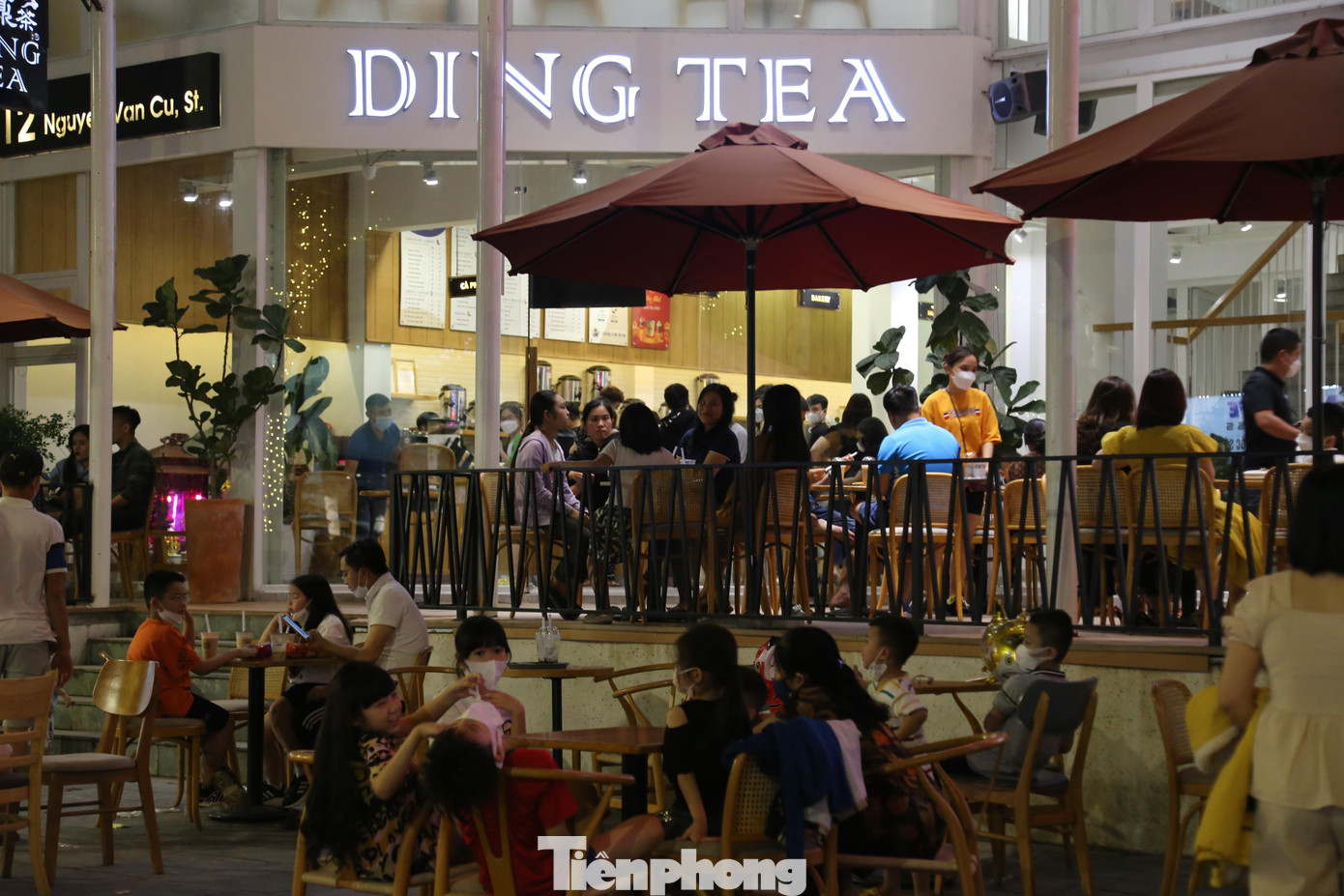 Các quán kem, nước giải khát, quán ăn vặt,… dọc các tuyến phố đi bộ tấp nập khách.