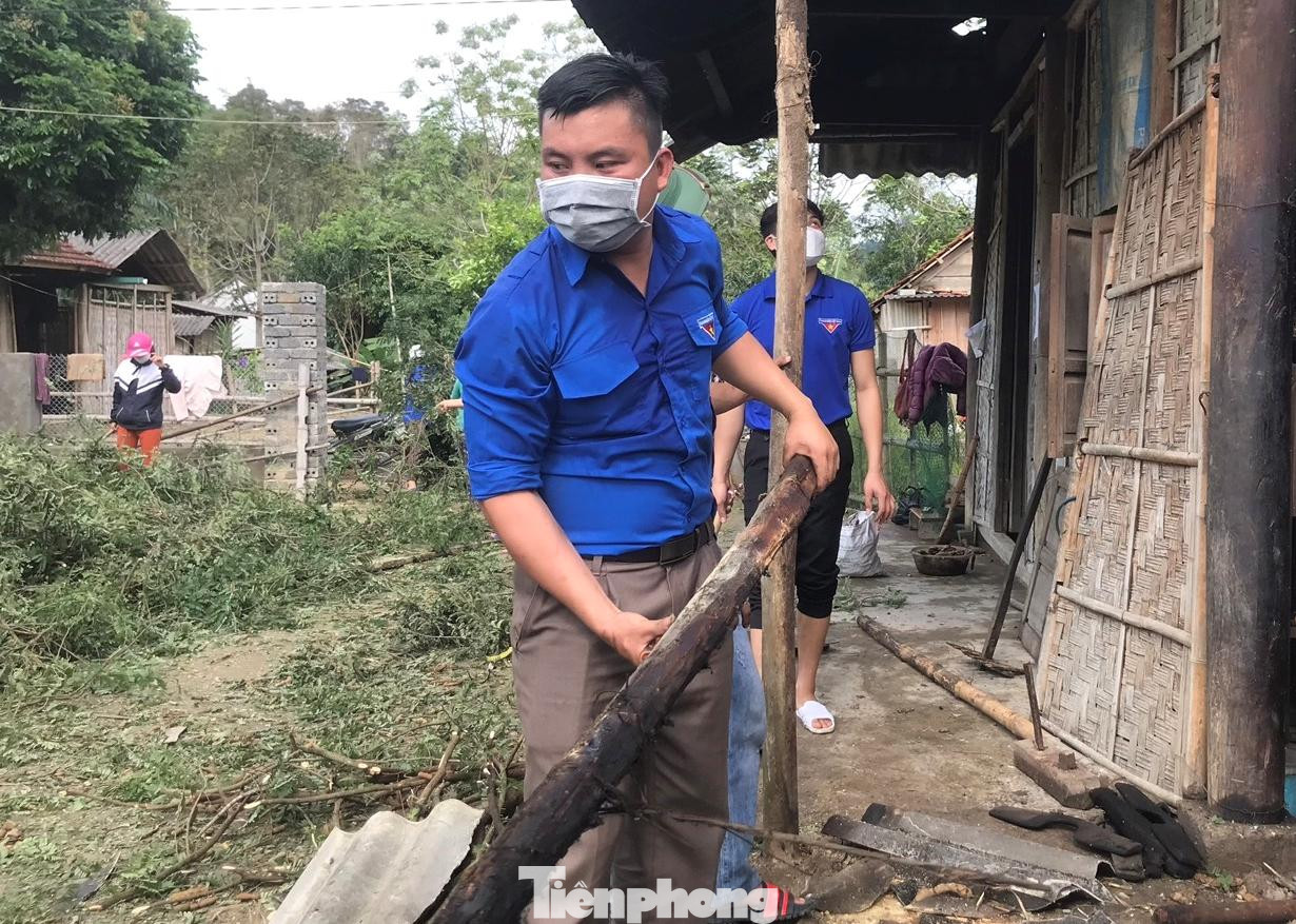 Những tấm áo xanh ướt đẫm....