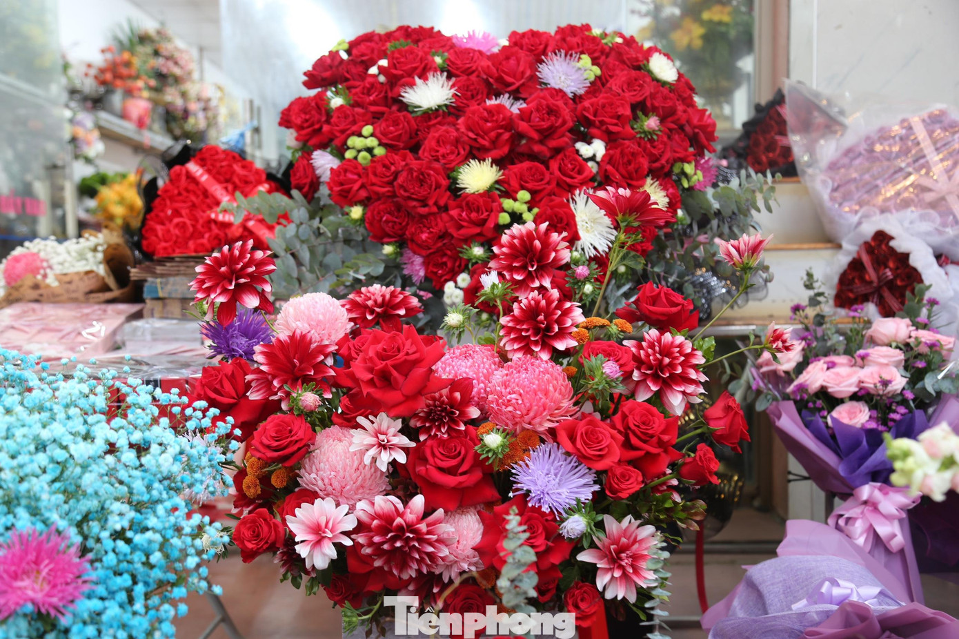 Bên cạnh phong trào kết hoa bằng tiền thật, năm nay, thị trường hoa tươi, nhất là các loại hoa nhập ngoại cao gấp 2-3 lần so với trước Tết.