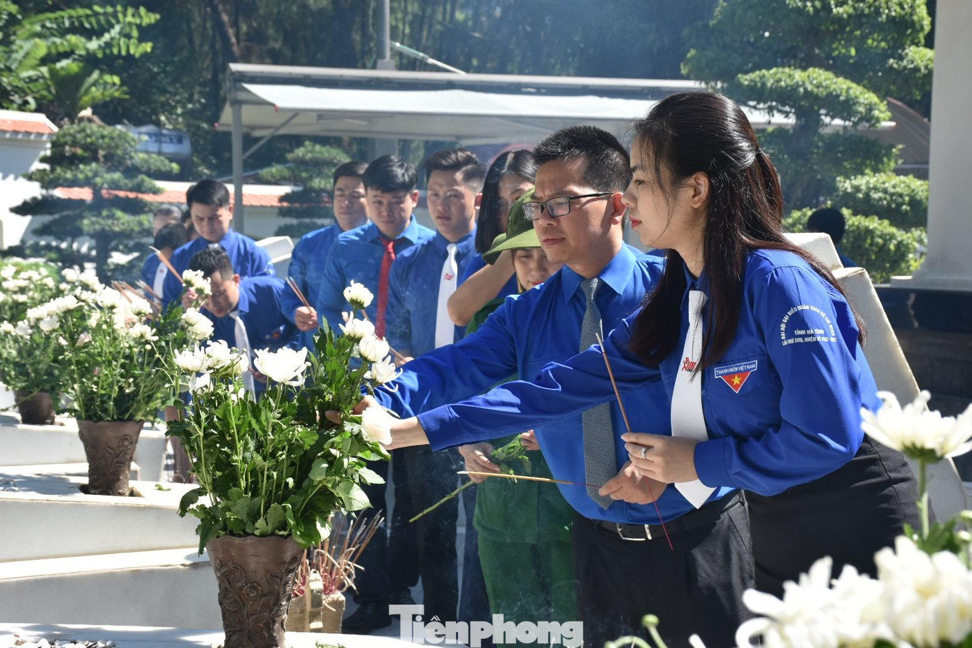 Đại biểu Hà Tĩnh dâng hương tại Khu di tích TNXP Ngã Ba Đồng Lộc.