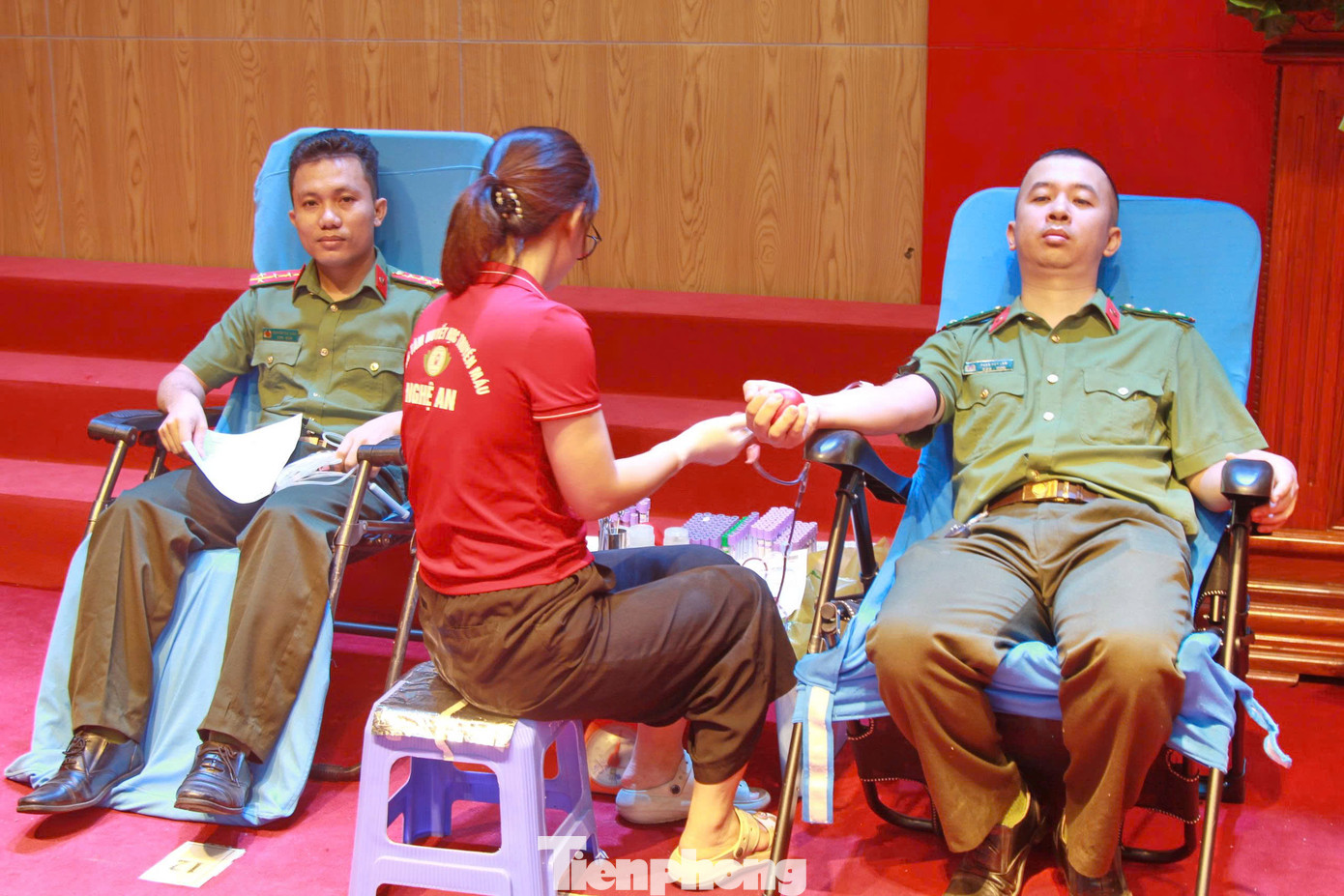Cán bộ, chiến sĩ Công an tỉnh Nghệ An tham gia hiến máu. Cán bộ, chiến sĩ Công an tỉnh Nghệ An tham gia hiến máu.