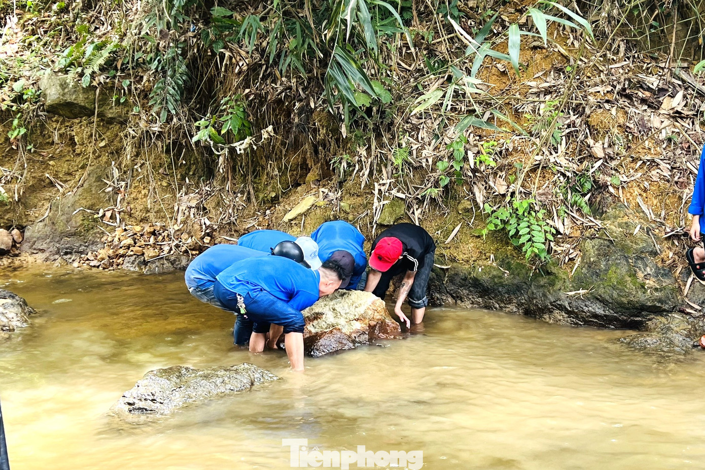 Để an toàn cho các em đi bơi, đoàn viên thanh niên đã tiến hành nhặt đá, dùng lưới sắt tạo thành các rọ ngăn dòng chảy, tránh những chỗ nước sâu nguy hiểm.