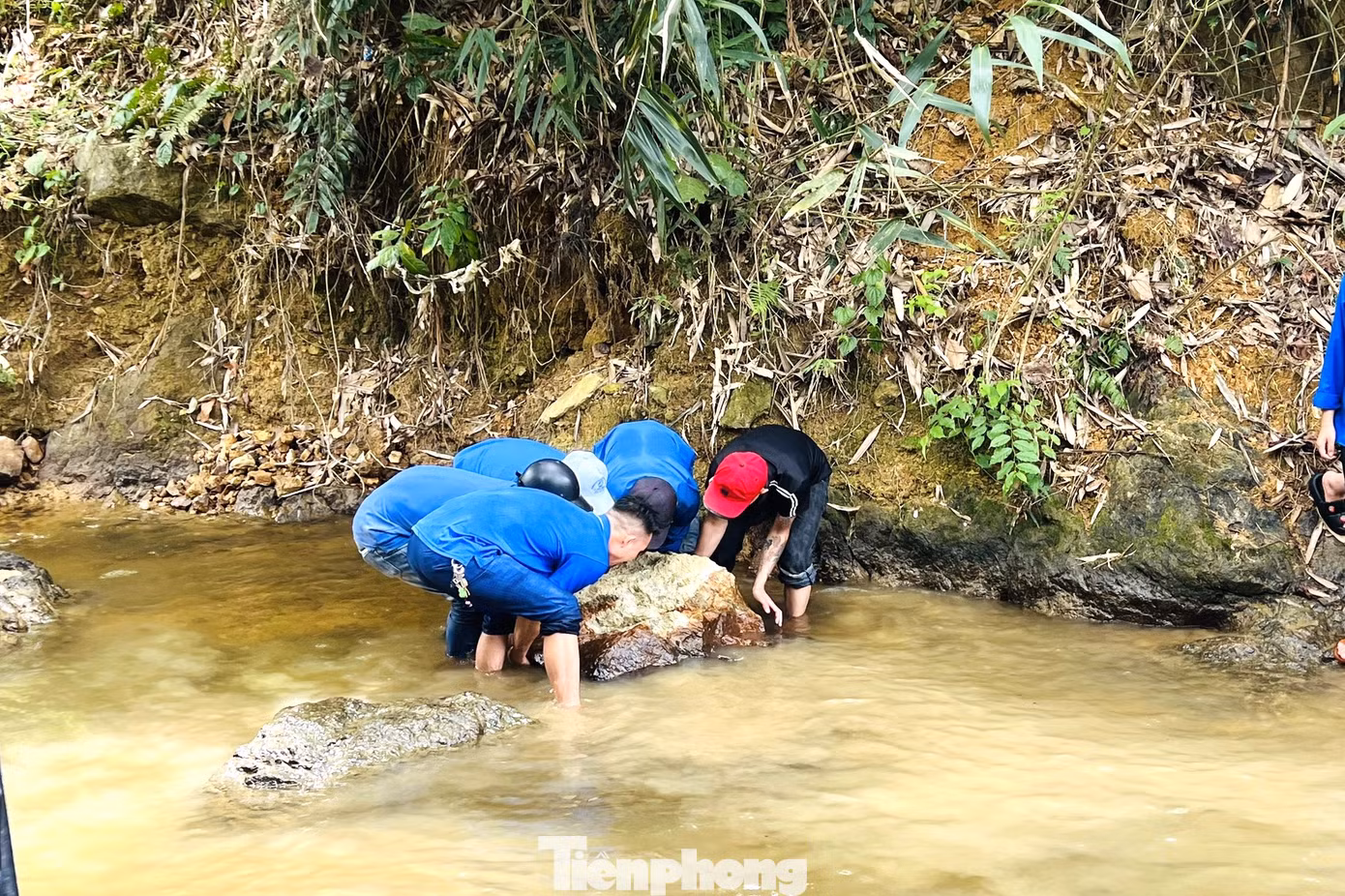 Để an toàn cho các em đi bơi, đoàn viên thanh niên đã tiến hành nhặt đá, dùng lưới sắt tạo thành các rọ ngăn dòng chảy, tránh những chỗ nước sâu nguy hiểm.