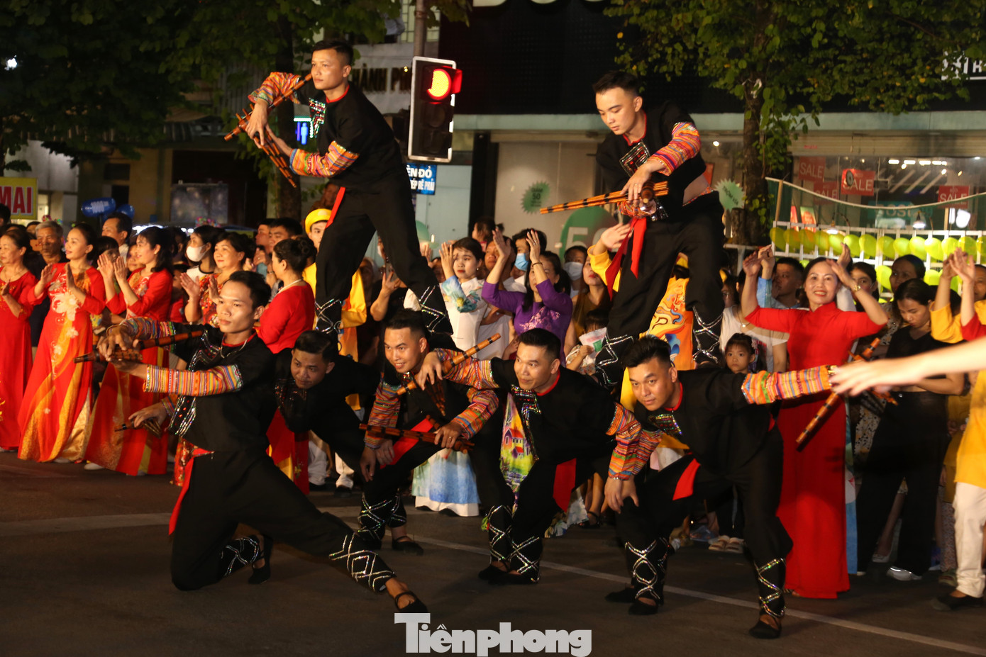 Múa khèn là một trong những phong tục truyền thống đặc trưng, thể hiện nét đẹp văn hóa của người đồng bào. Múa khèn là một trong những phong tục truyền thống đặc trưng, thể hiện nét đẹp văn hóa của người đồng bào.