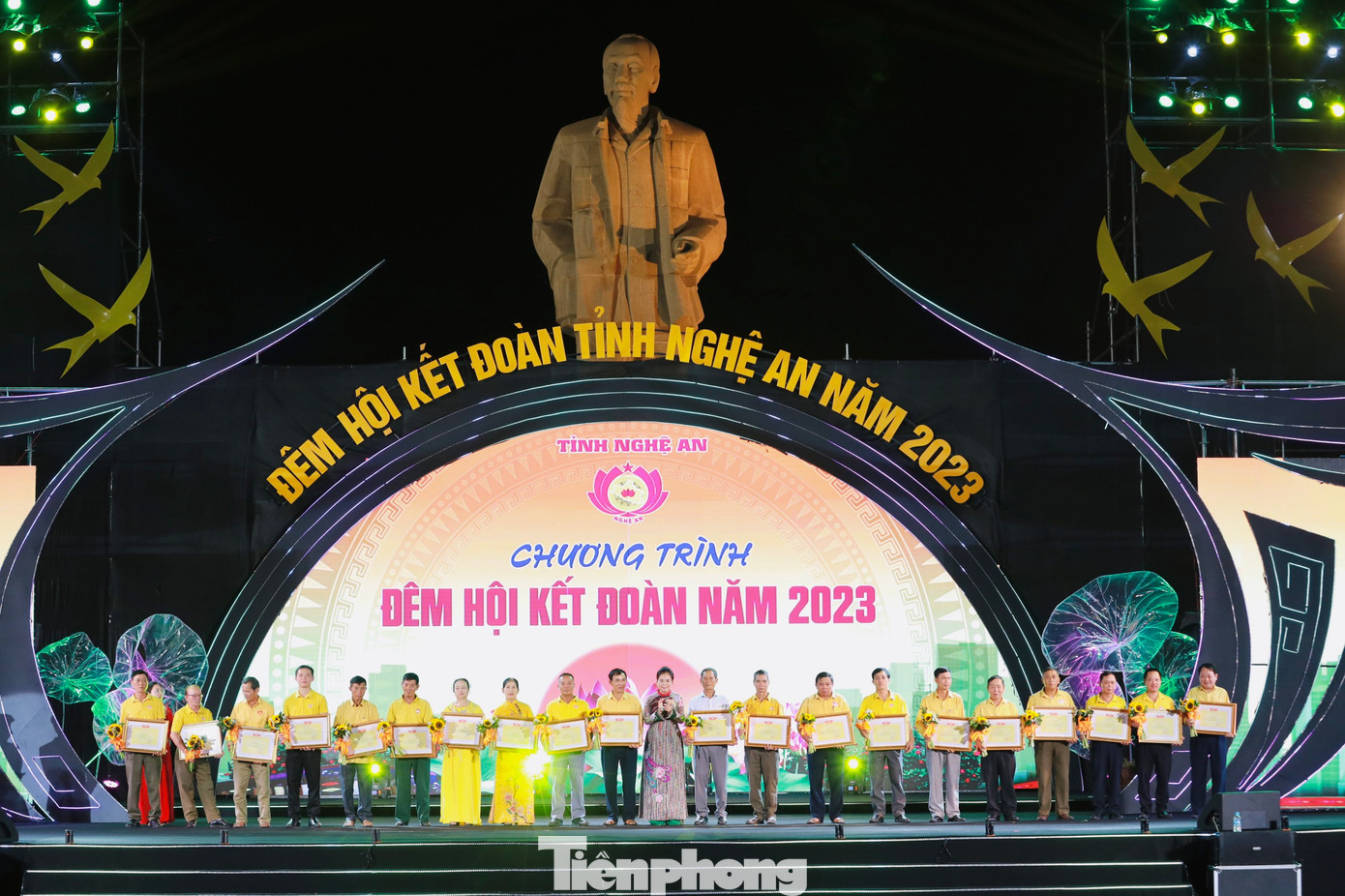 MTTQ tỉnh Nghệ An trao tặng Bằng khen cho 20 cán bộ Mặt trận có thời gian công tác từ 20 năm trở lên, có nhiều cống hiến xuất sắc trong xây dựng khối đại đoàn kết toàn dân tộc.