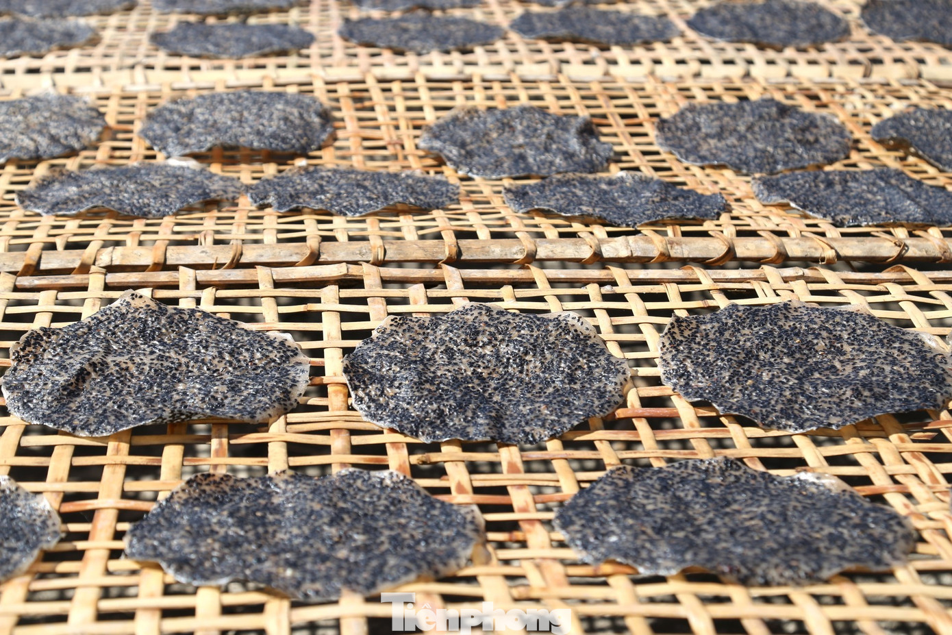 Bánh đa sau khi tráng chín được rải trên tấm đan bằng tre và đưa ra phơi nắng. Nhiệt độ và thời gian phơi sẽ ảnh hưởng đến chất lượng của bánh.