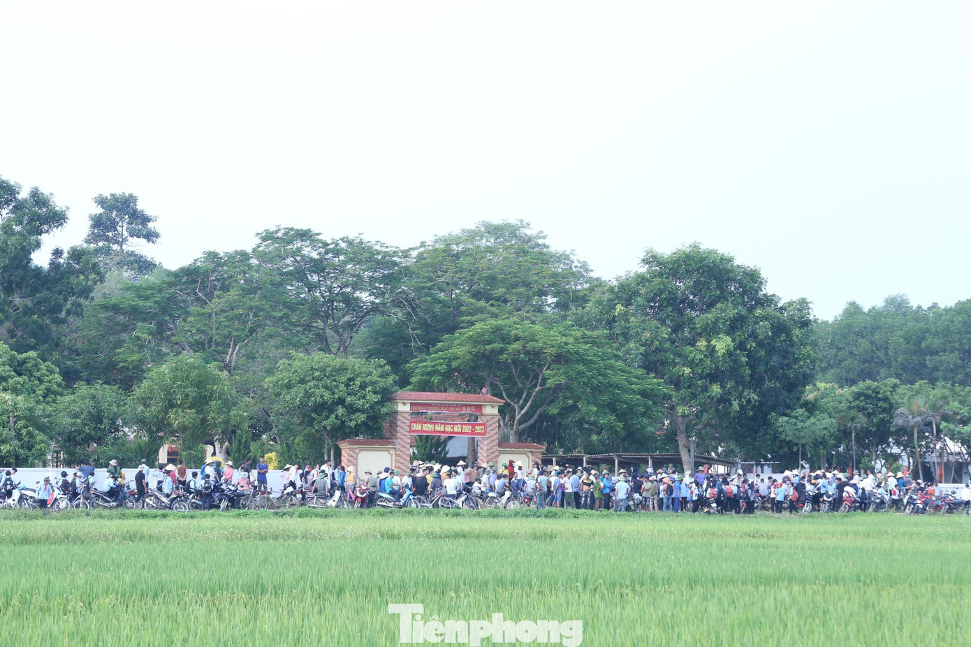 Hàng trăm phụ huynh tập trung trước cổng trường THCS Khai Lạng cơ sở 2 để phản đối việc sáp nhập trường ngày 7/9 Hàng trăm phụ huynh tập trung trước cổng trường THCS Khai Lạng cơ sở 2 để phản đối việc sáp nhập trường ngày 7/9