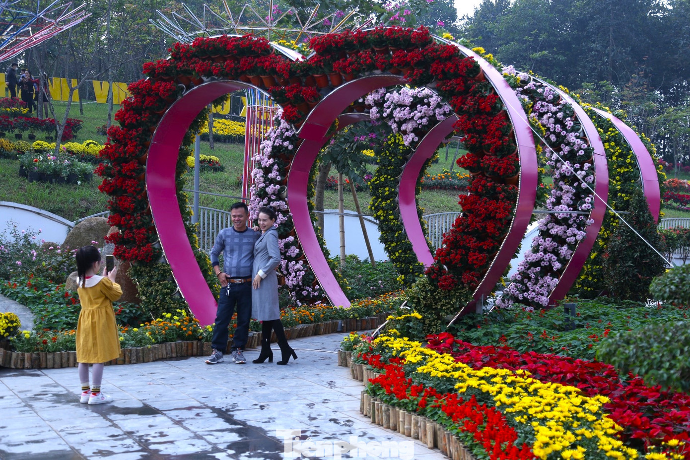 Con đường rực rỡ sắc hoa gây ấn tượng mạnh, thu hút rất đông người dân đến chụp ảnh, lưu giữ những khoảnh khắc đẹp.