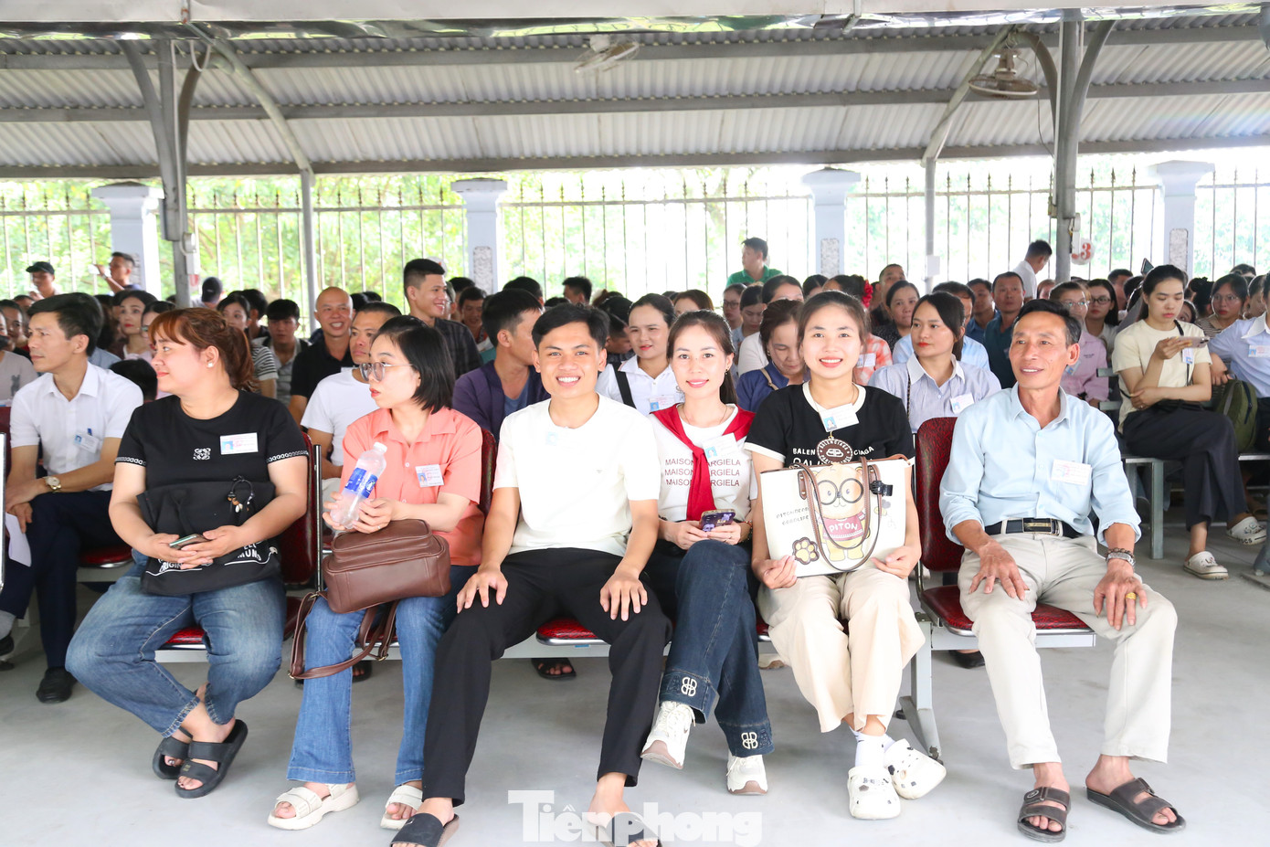 Đợt này có 423 thí sinh (trong đó, có 223 người là học viên mới và 200 người dự thi lại do giấy phép lái xe đã hết hạn) tham dự kỳ thi. Tất cả đều có mặt từ sớm để thực hiện các thủ tục theo quy định.