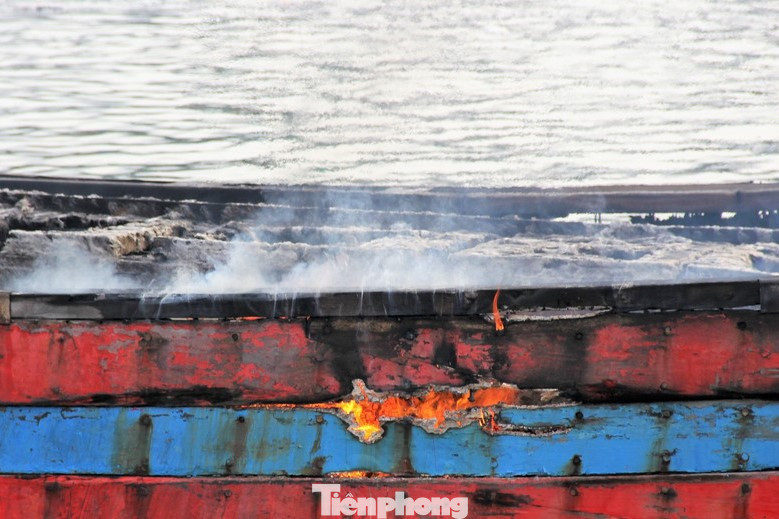 Đến sáng 29/7, ngọn lửa cơ bản được khống chế. Một số tàu cá vẫn đang cháy âm ỉ phần vỏ gỗ.