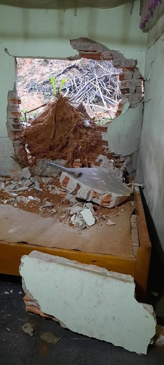 Bức tường bất ngờ đổ sập đè trúng người ông Châu