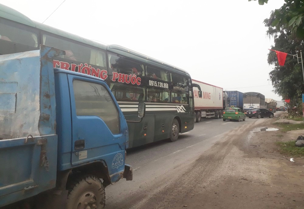 Vụ va chạm khiến giao thông ùn tắc kéo dài. (Ảnh: VH) Vụ va chạm khiến giao thông ùn tắc kéo dài. (Ảnh: VH)