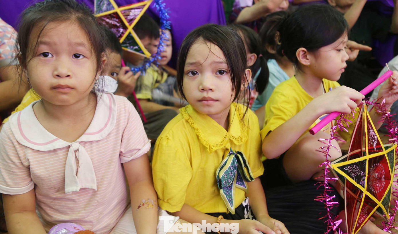 Để trẻ em trên địa bàn có thể hưởng trọn vẹn niềm vui Tết Trung thu, BTV Tỉnh đoàn Nghệ An đã chỉ đạo các cấp bộ Đoàn trong toàn tỉnh thực hiện tốt việc chăm lo cho các em thiếu nhi có hoàn cảnh khó khăn.