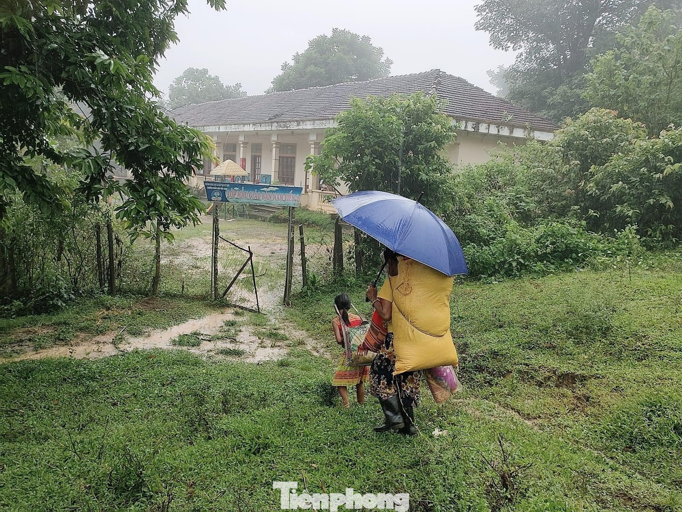 Được lực lượng Công an tuyên truyền, người dân nhanh chóng di dời đến các điểm trường.