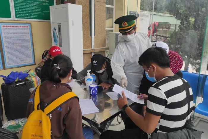 Công dân làm thủ tục, khai báo y tế tại Đồn Biên phòng Cửa khẩu Quốc tế Nậm Cắn (huyện Kỳ Sơn, Nghệ An). Công dân làm thủ tục, khai báo y tế tại Đồn Biên phòng Cửa khẩu Quốc tế Nậm Cắn (huyện Kỳ Sơn, Nghệ An).