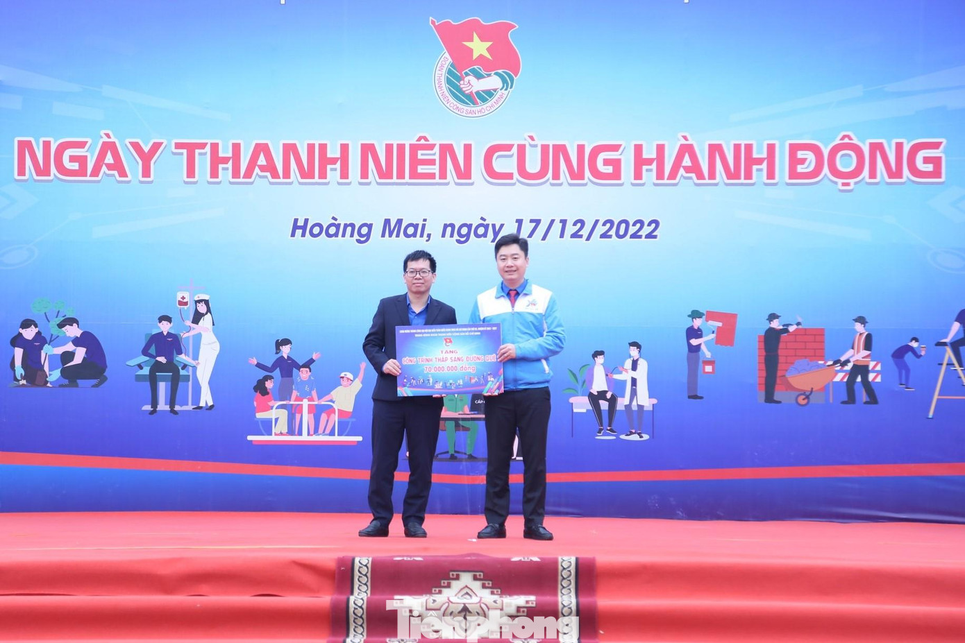 Góp phần chung tay cùng Nghệ An xây dựng những tuyến đường xanh - sạch - đẹp - an toàn; dịp này T.Ư Đoàn cũng trao tặng cho Nghệ An 1 tuyến đường điện thắp sáng đường quê trị giá 70 triệu đồng. Góp phần chung tay cùng Nghệ An xây dựng những tuyến đường xanh - sạch - đẹp - an toàn; dịp này T.Ư Đoàn cũng trao tặng cho Nghệ An 1 tuyến đường điện thắp sáng đường quê trị giá 70 triệu đồng.